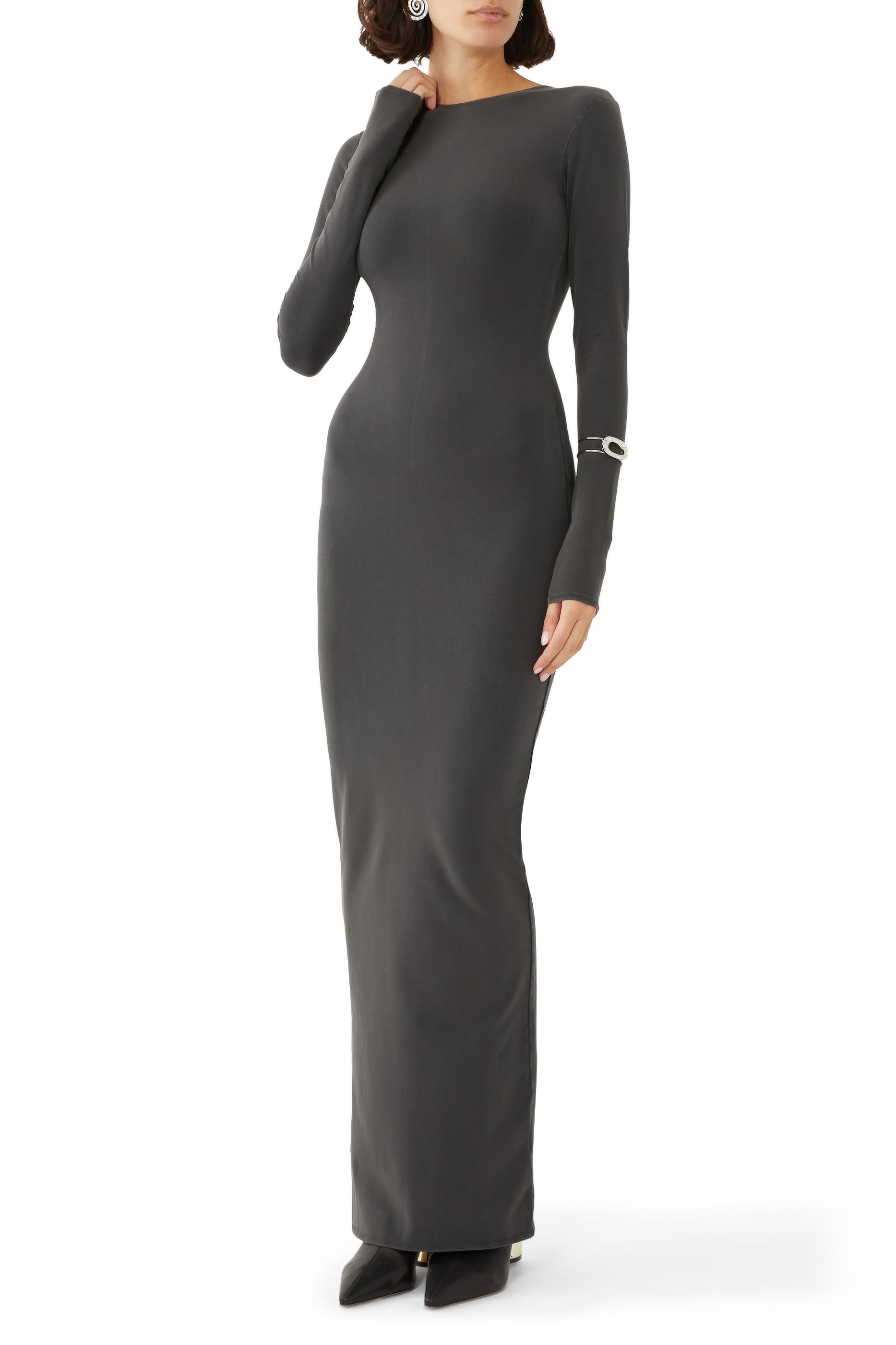 فستان طويل بأكمام طويلة