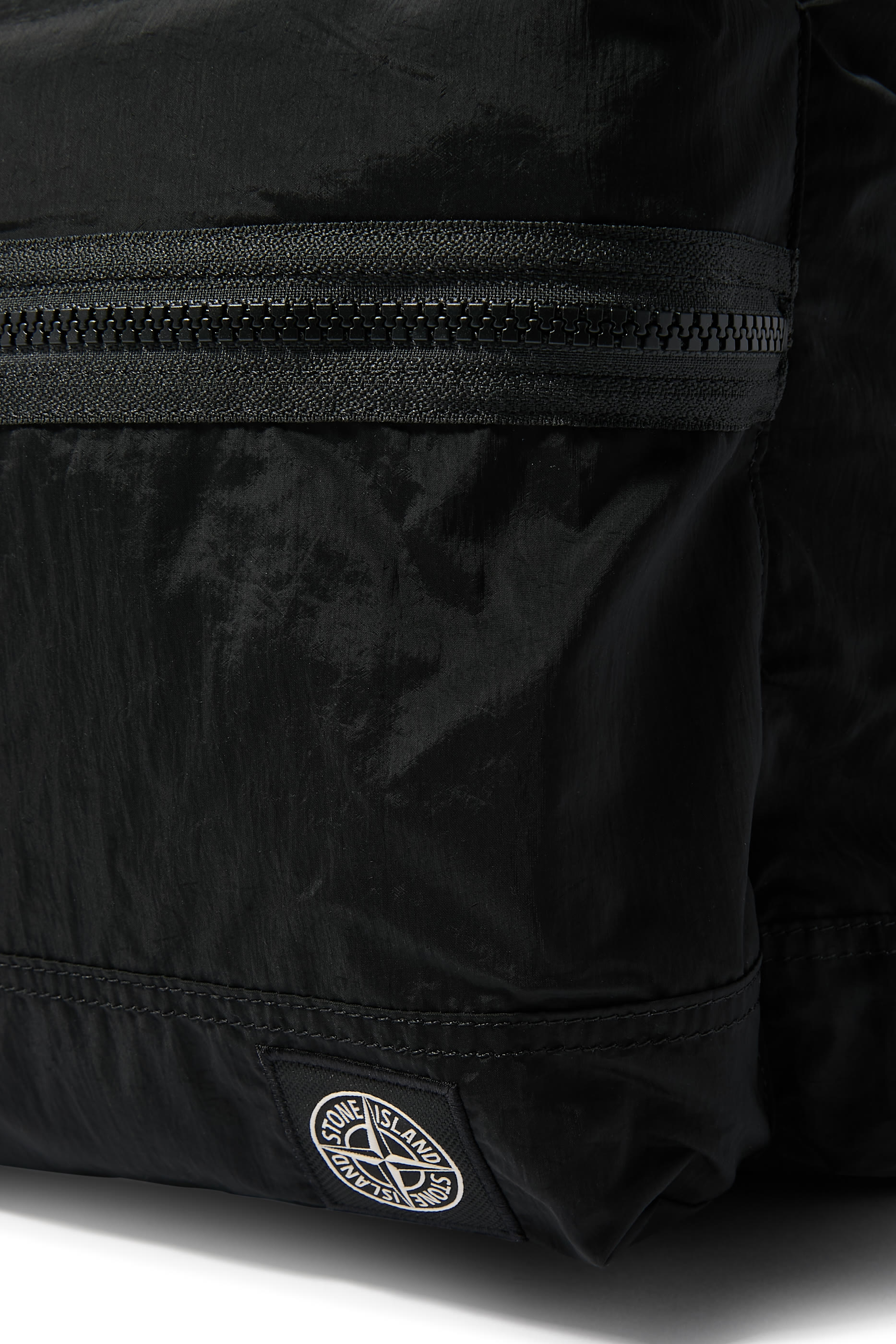 حقيبة ظهر بشعار الماركة