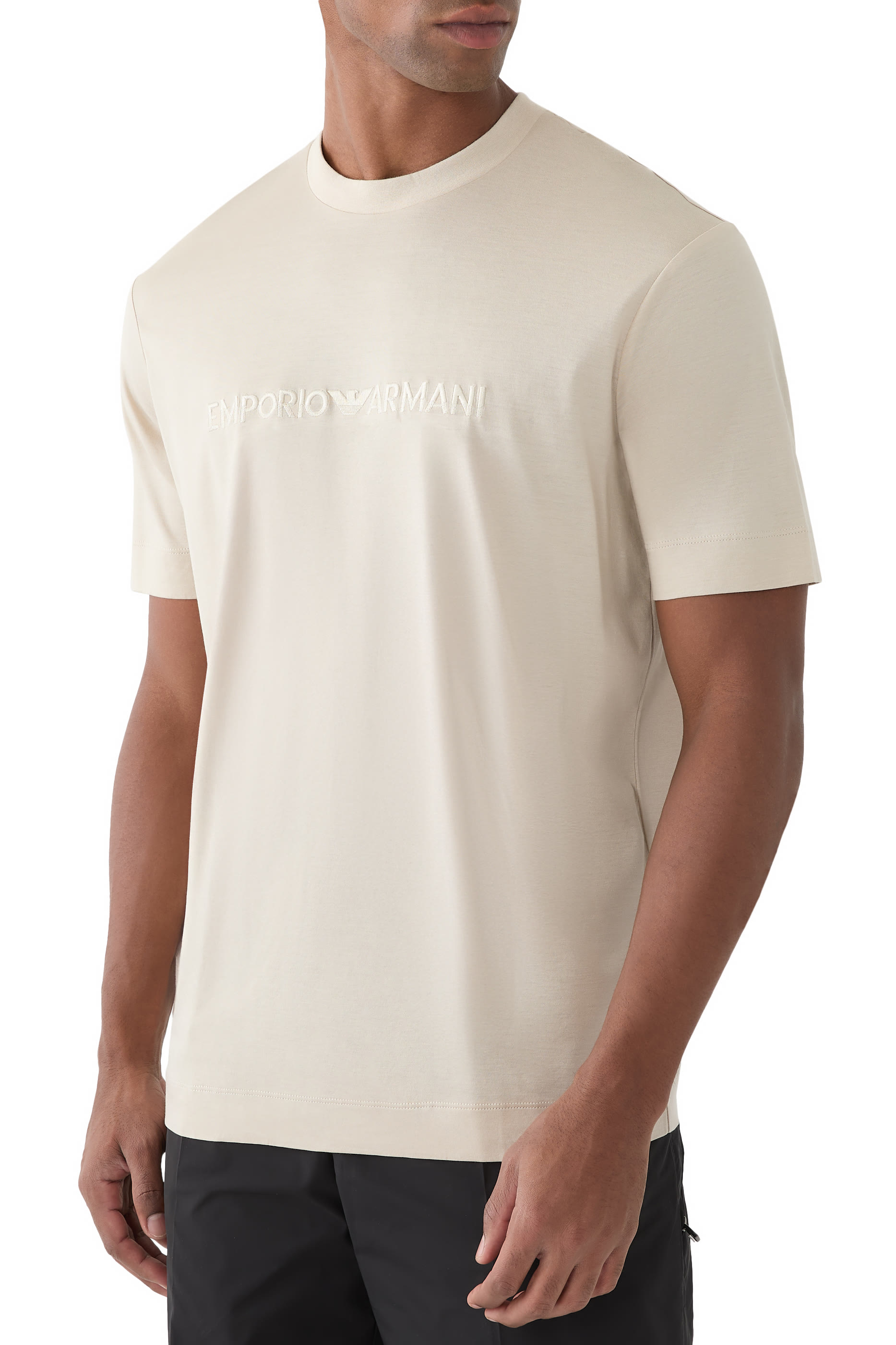 تيشيرت بأكمام قصيرة وشعار الماركة