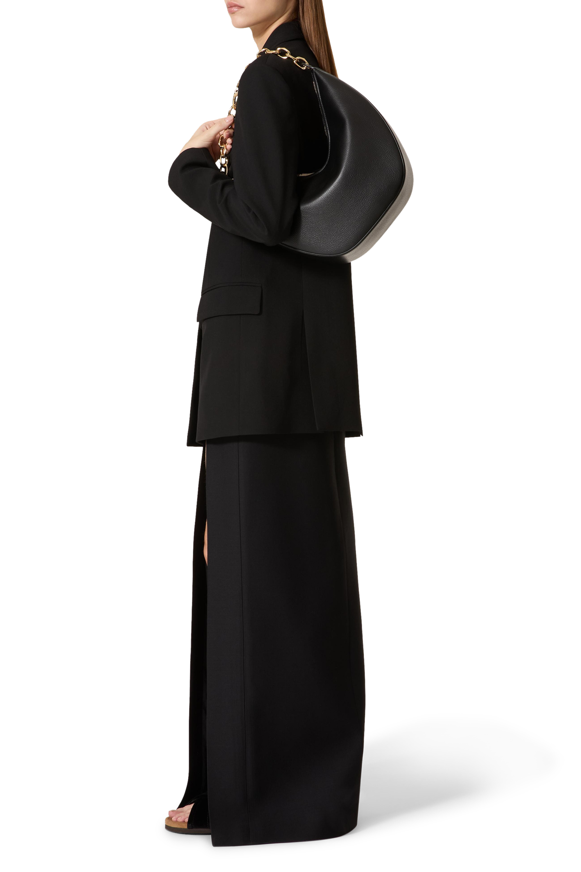 حقيبة كتف متوسطة بتصميم مقوس وحلية شعار V