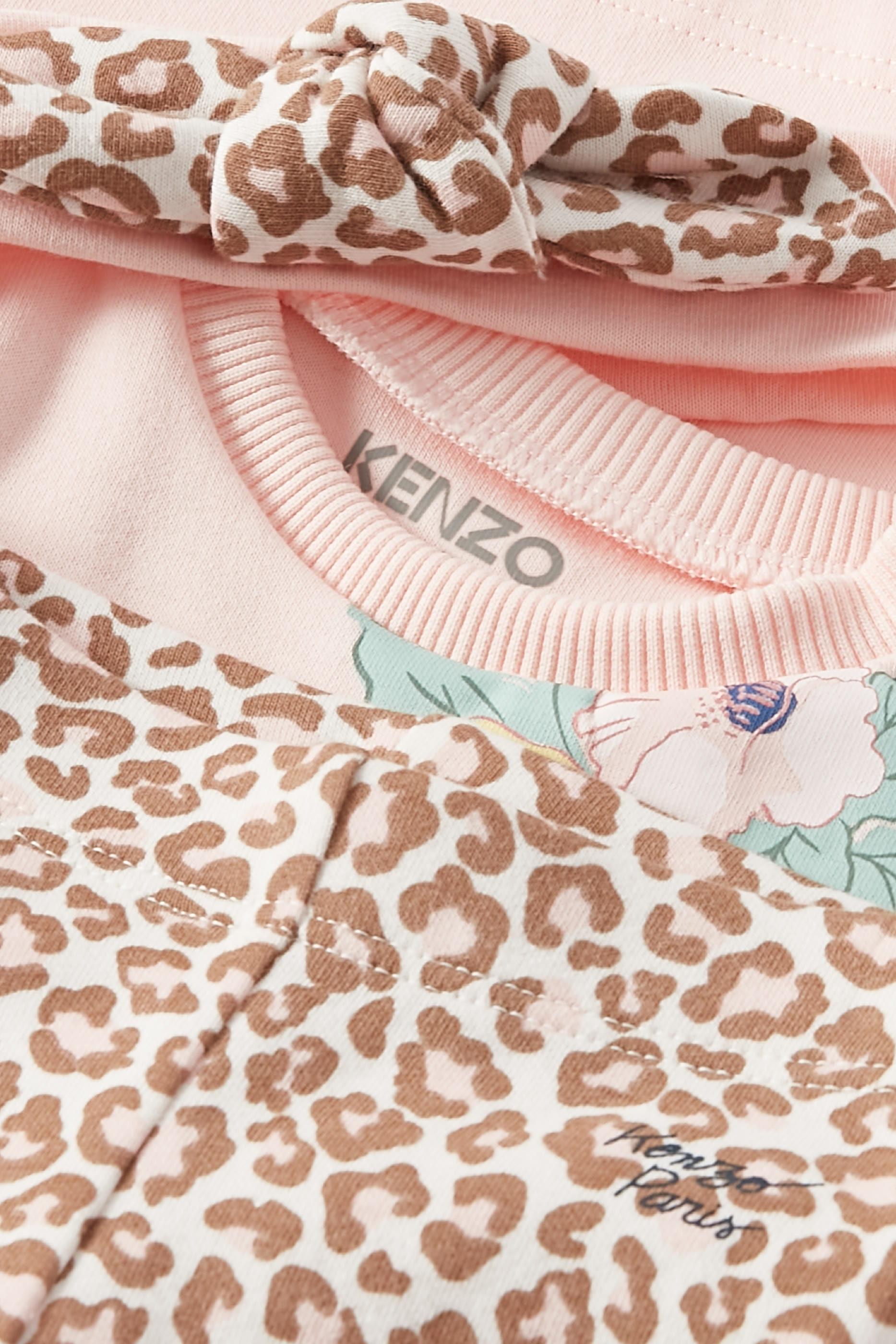 طقم هدية بطبعات للرضع