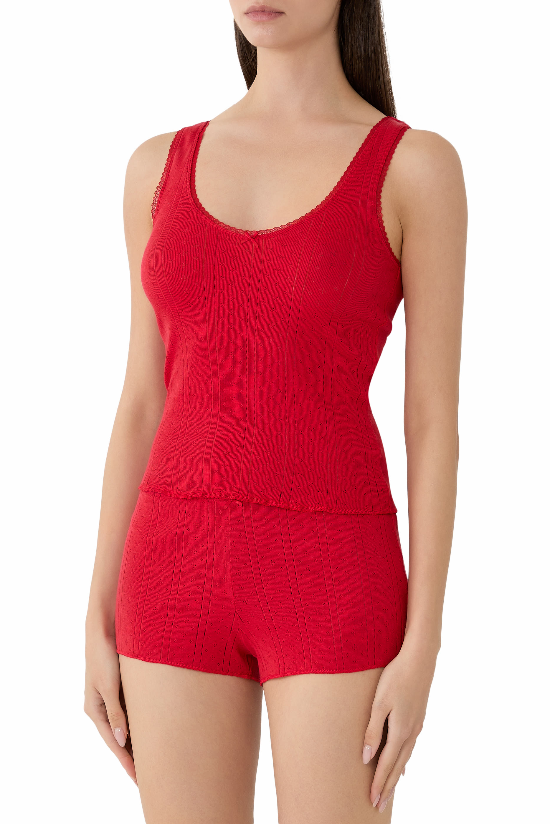 بلوزة بلا أكمام بياقة عميقة