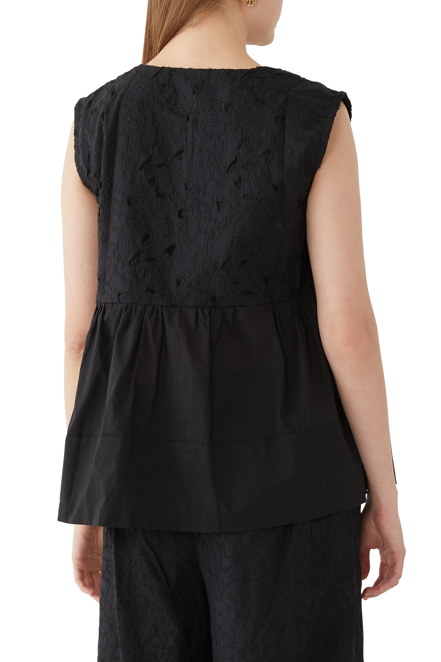 بلوزة بلا أكمام مزينة بتطريزات إنجليزية