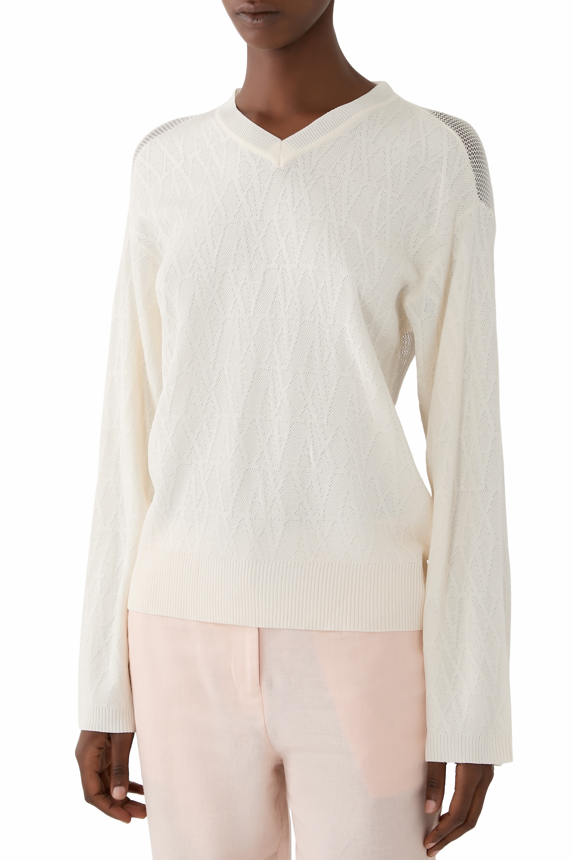 كنزة مزينة كليا بشعار الماركة