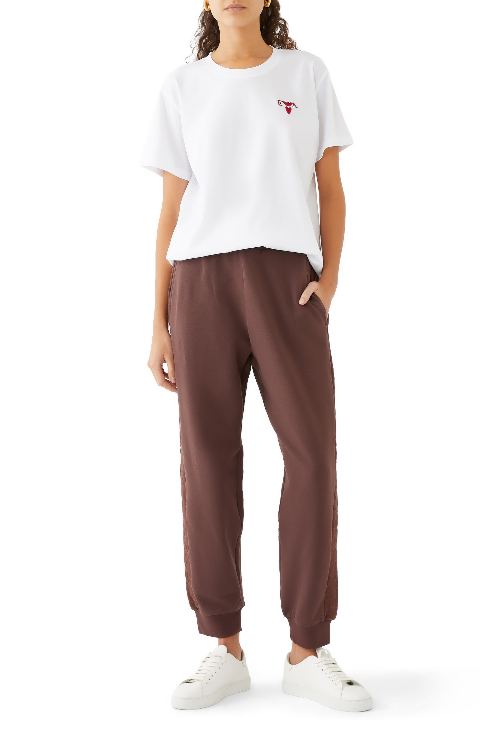 تيشيرت مطرز بقلب وشعار الماركة على الصدر