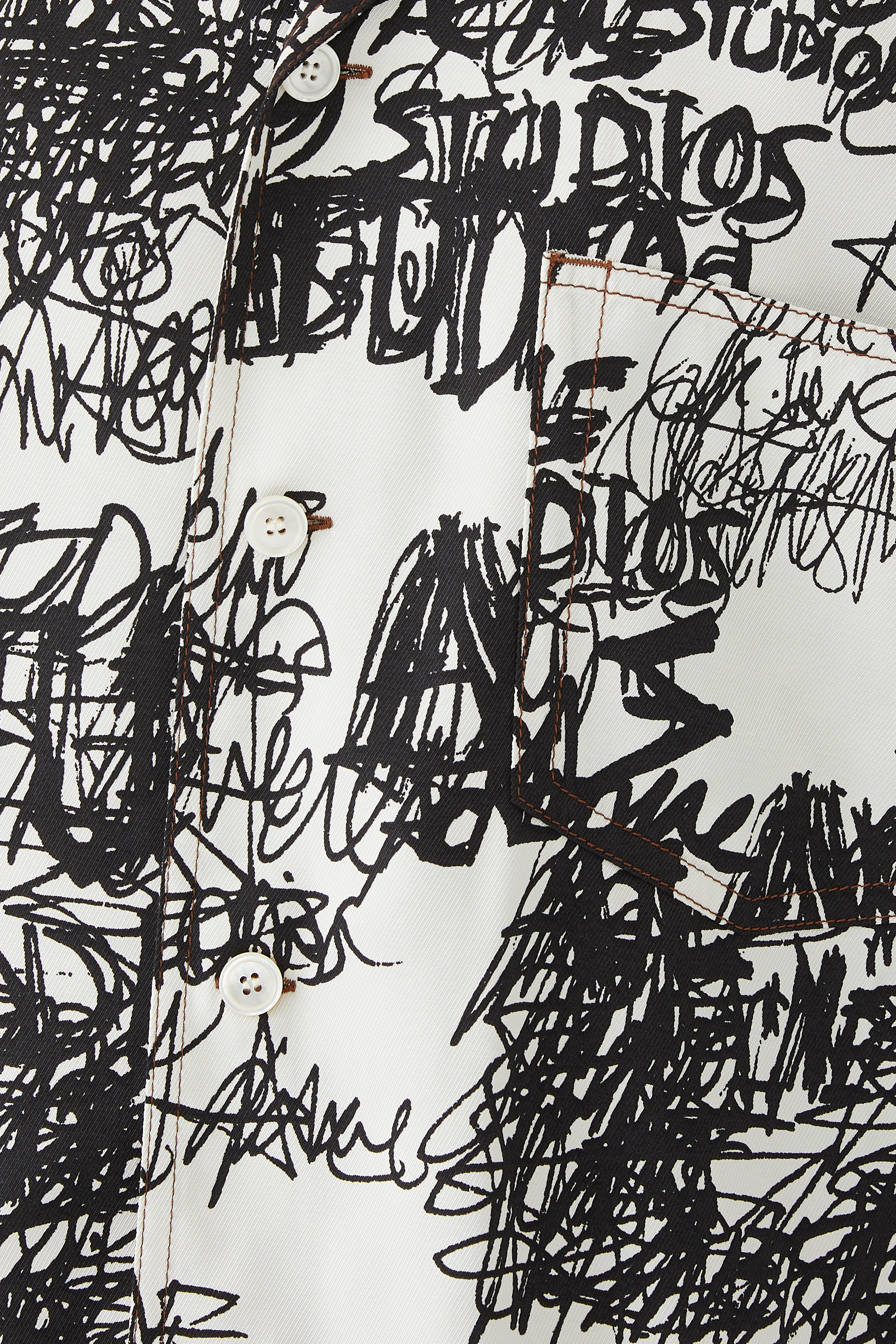 قميص بطبعات بأزرار