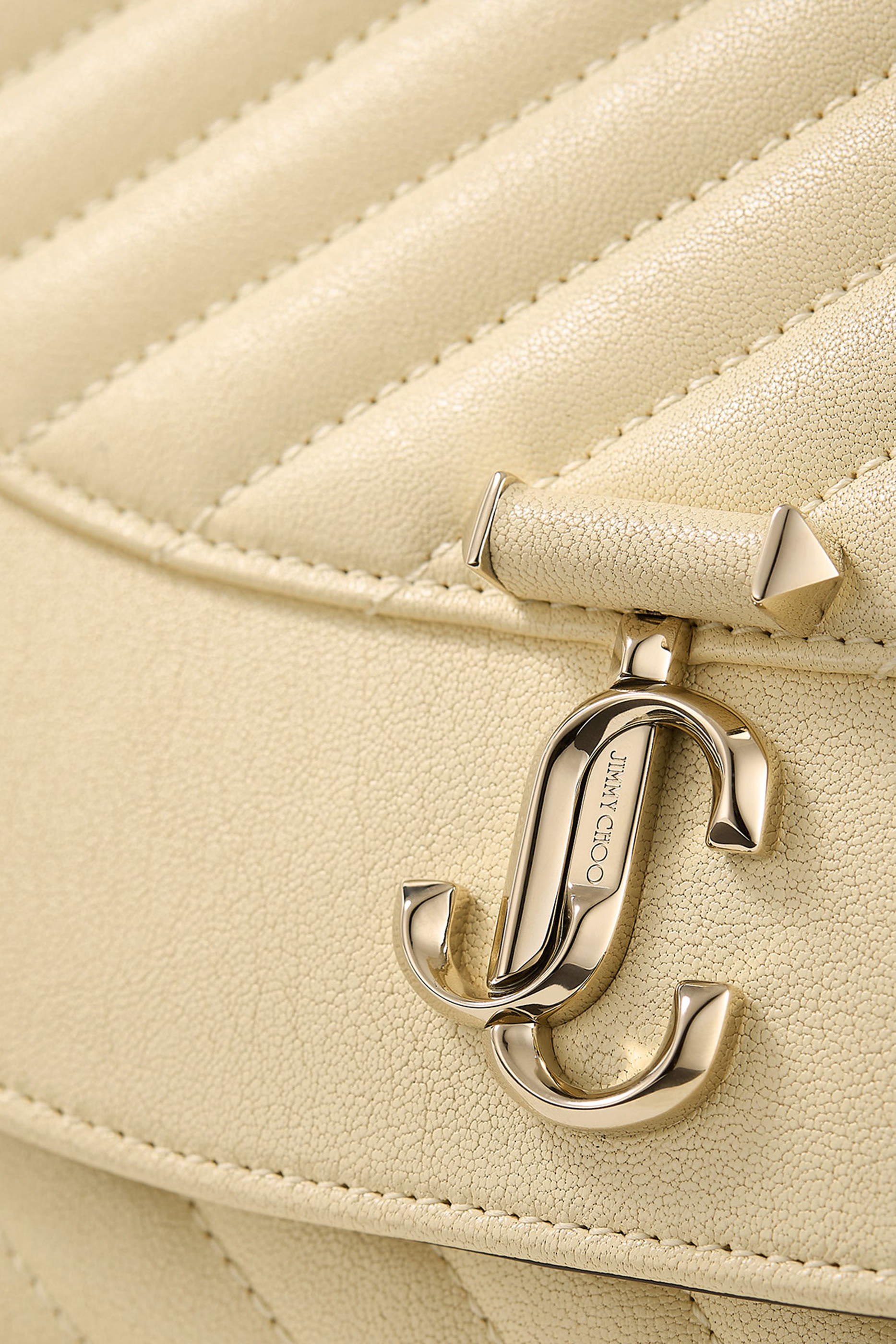 كلاتش بتصميم منحنى بشعار الماركة