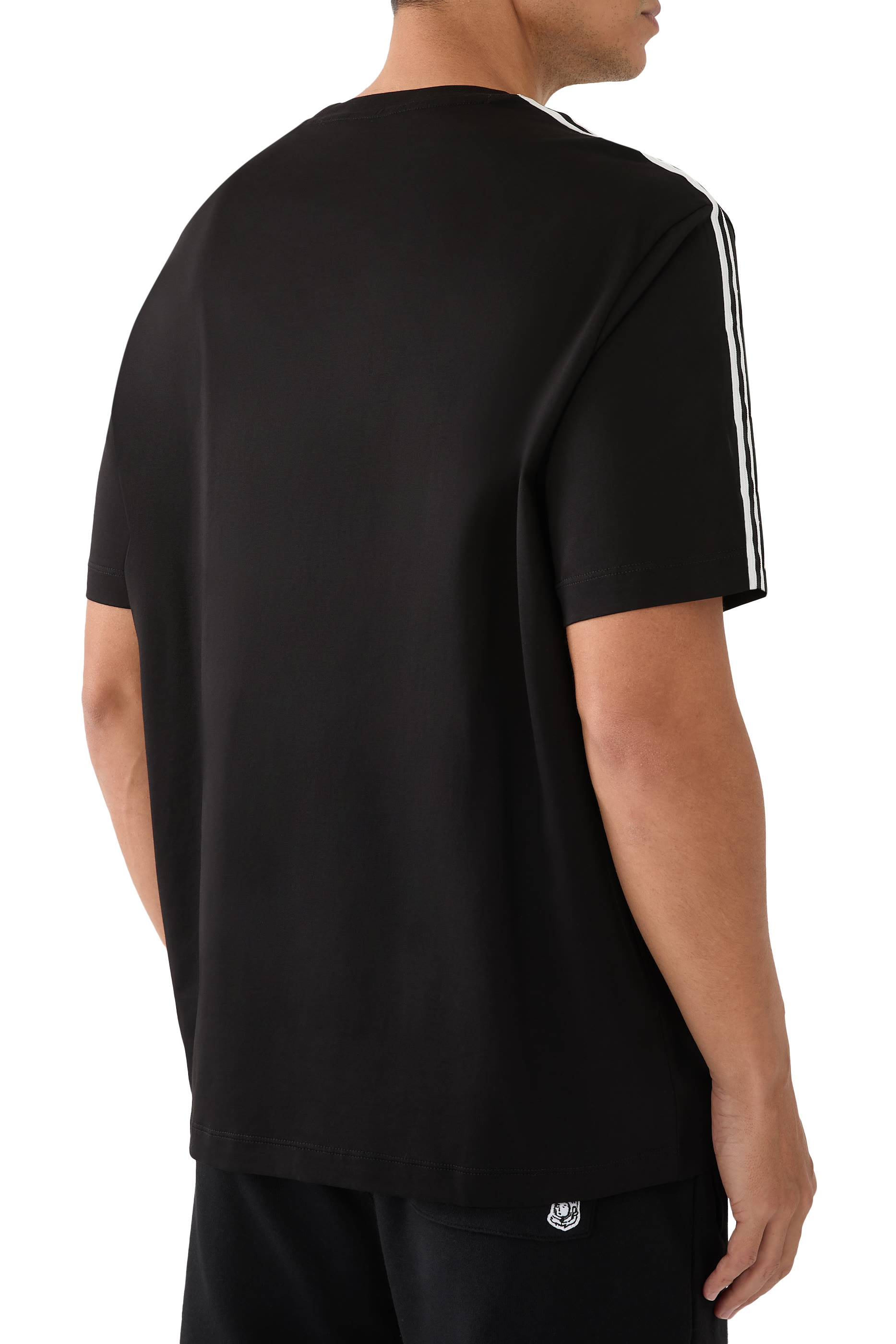 تيشيرت بياقة ضيقة وشعار الماركة