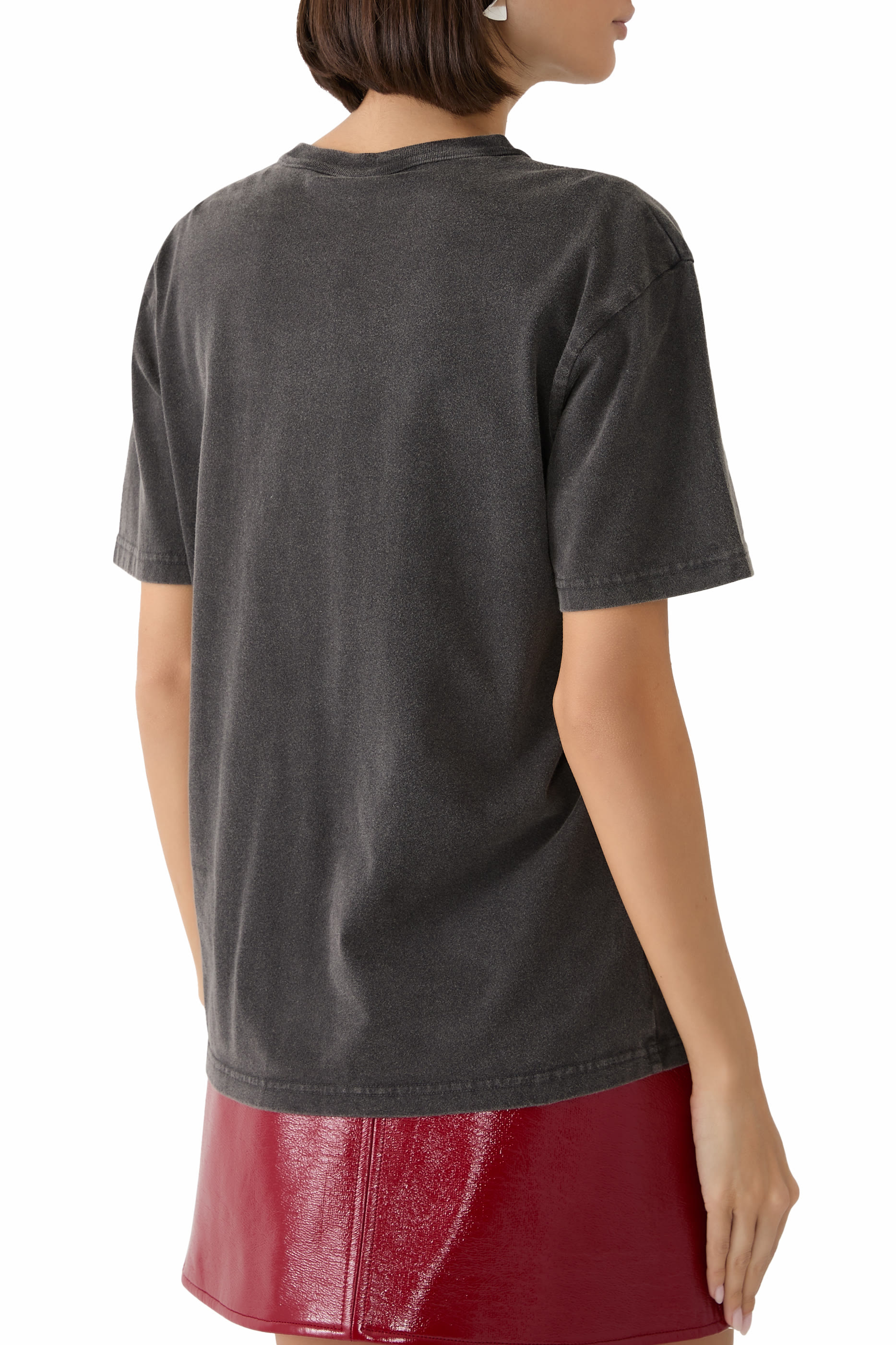 تيشيرت بأكمام قصيرة وشعار الماركة