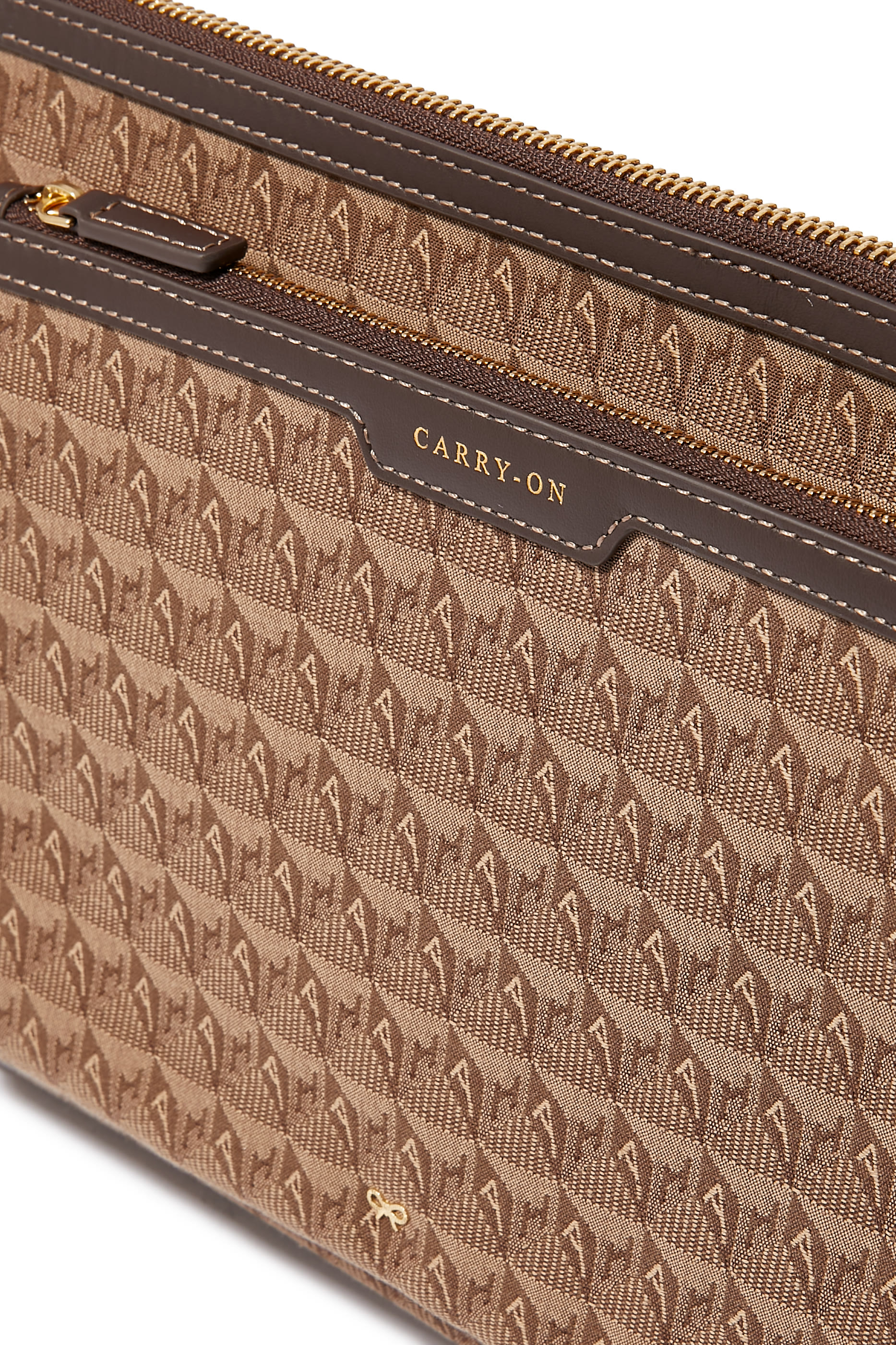 حقيبة صغيرة جورني ايسنشالز جاكار