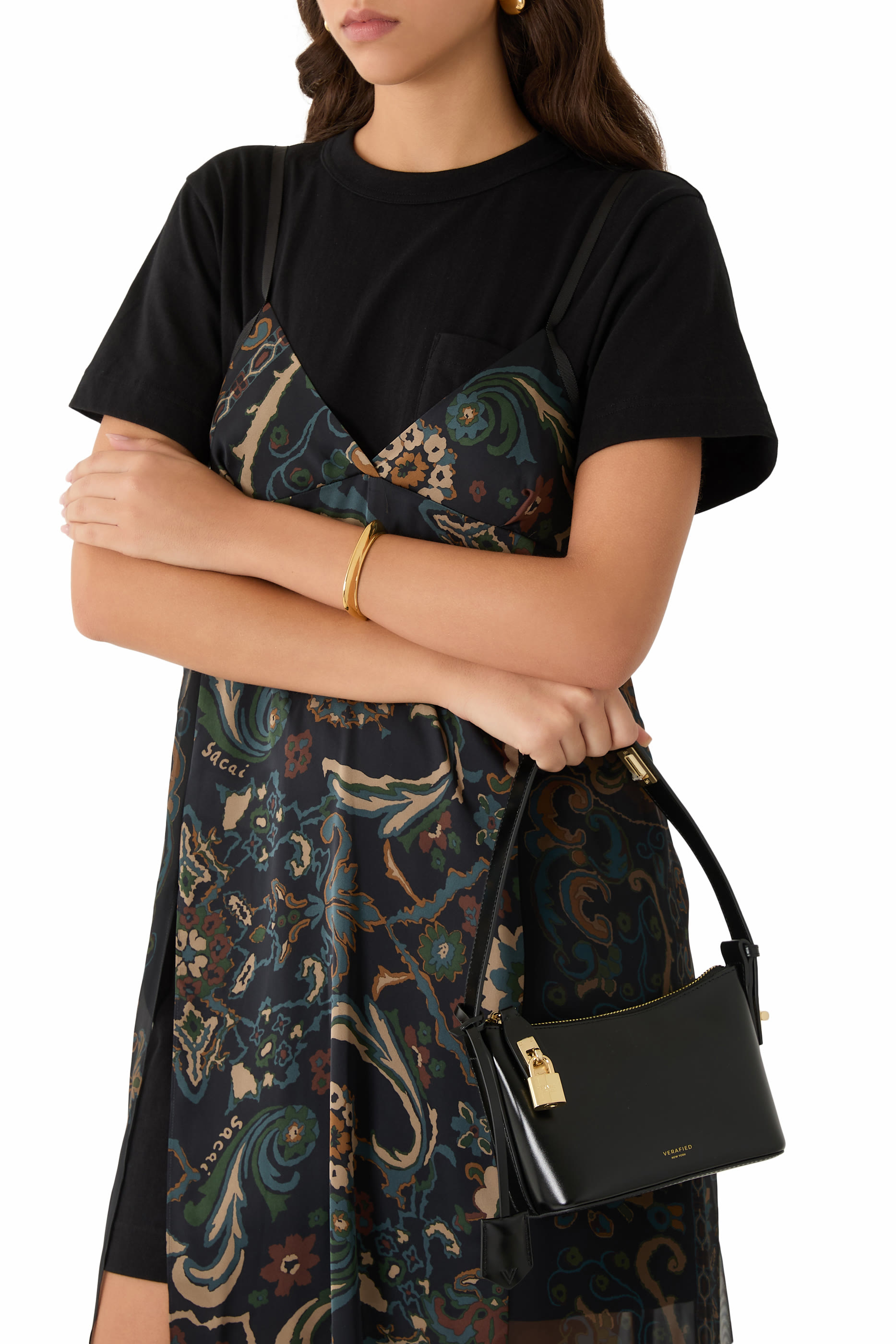 حقيبة هوبو صغيرة بتفاصيل ذهبية اللون