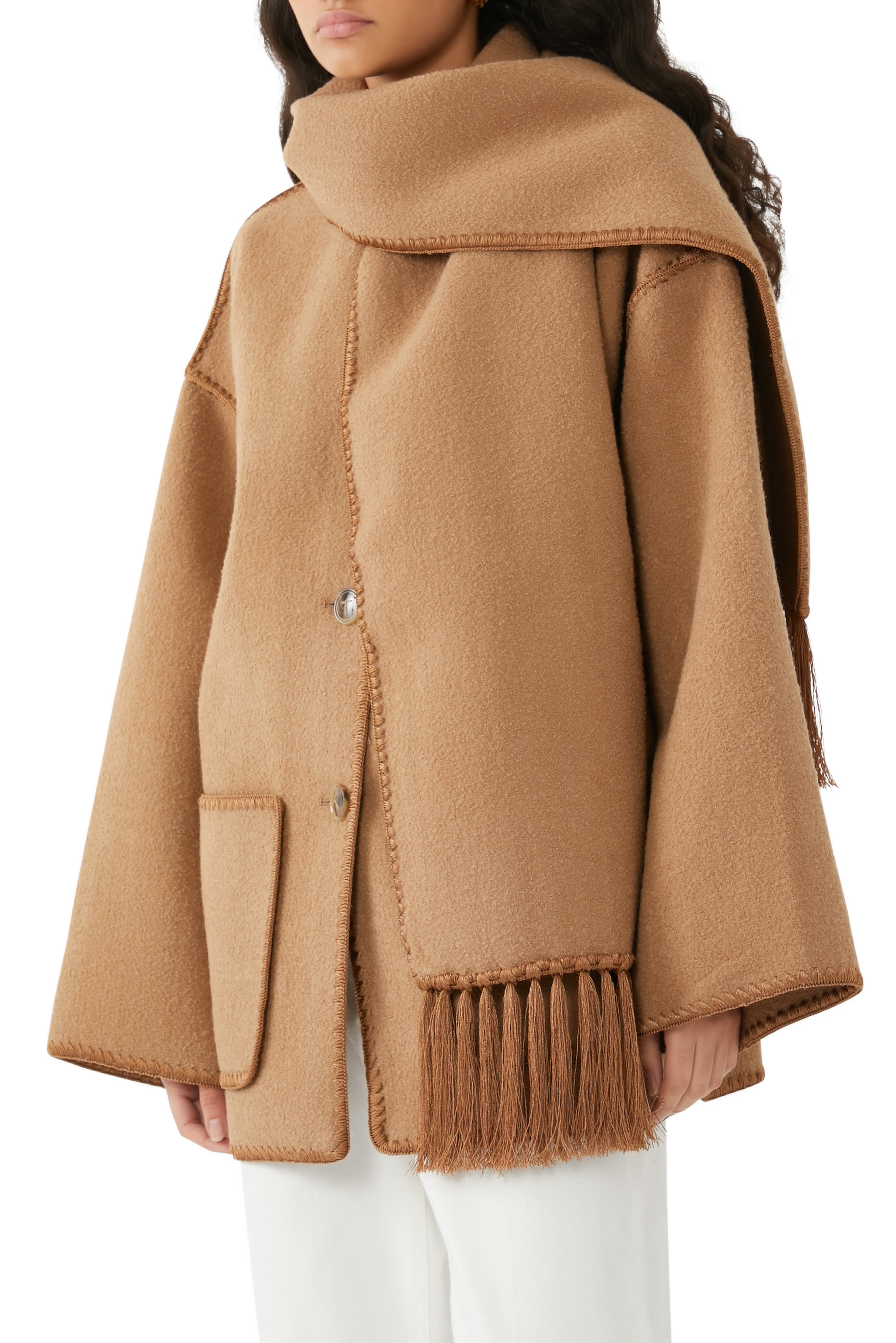 جاكيت بوشاح وتطريزات