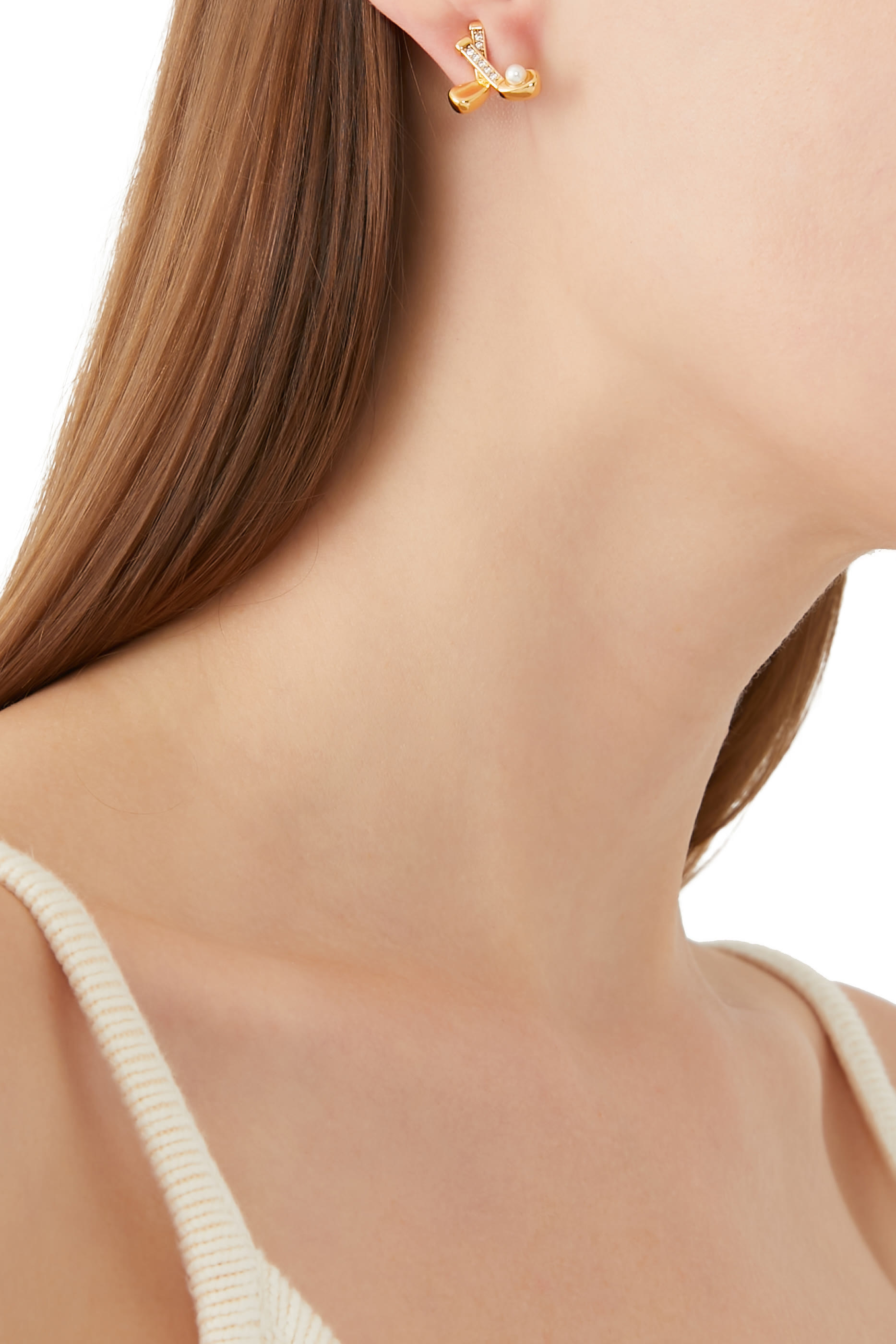 أقراط هول ان وان بتصميم غير متماثل مرصعة باللؤلؤ نحاس مطلي