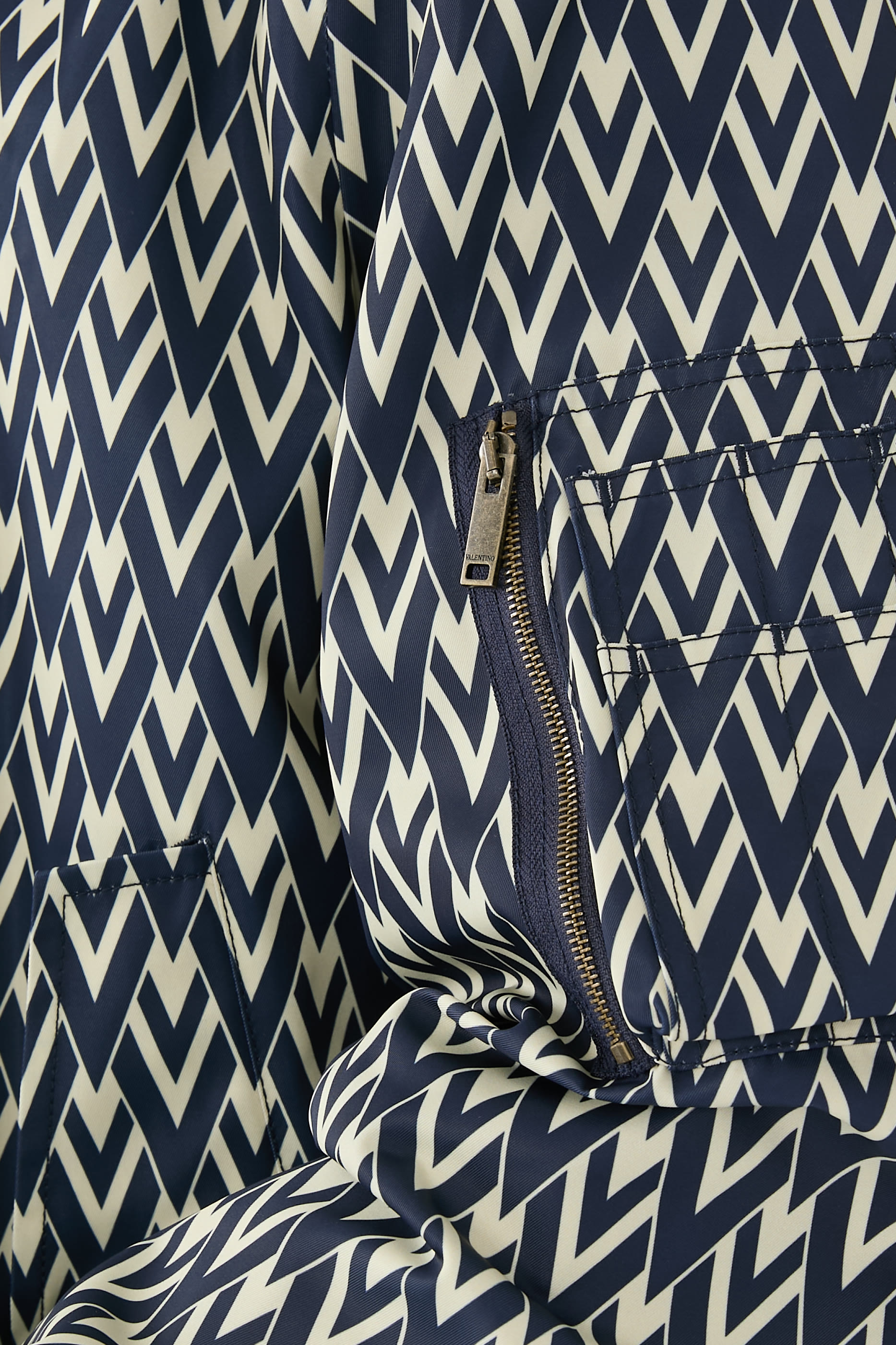 جاكيت بومبر نايلون مزين كليا بشعار الماركة