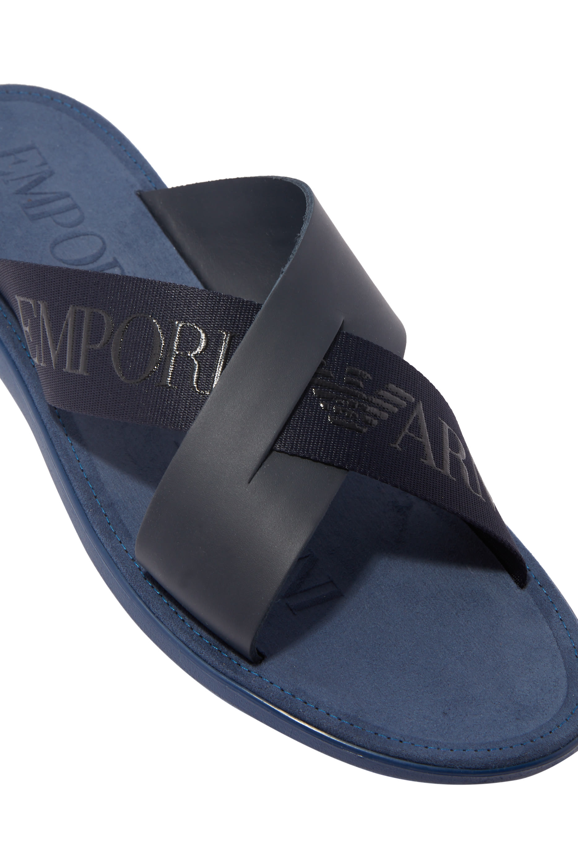 حذاء مفتوح بشعار الماركة