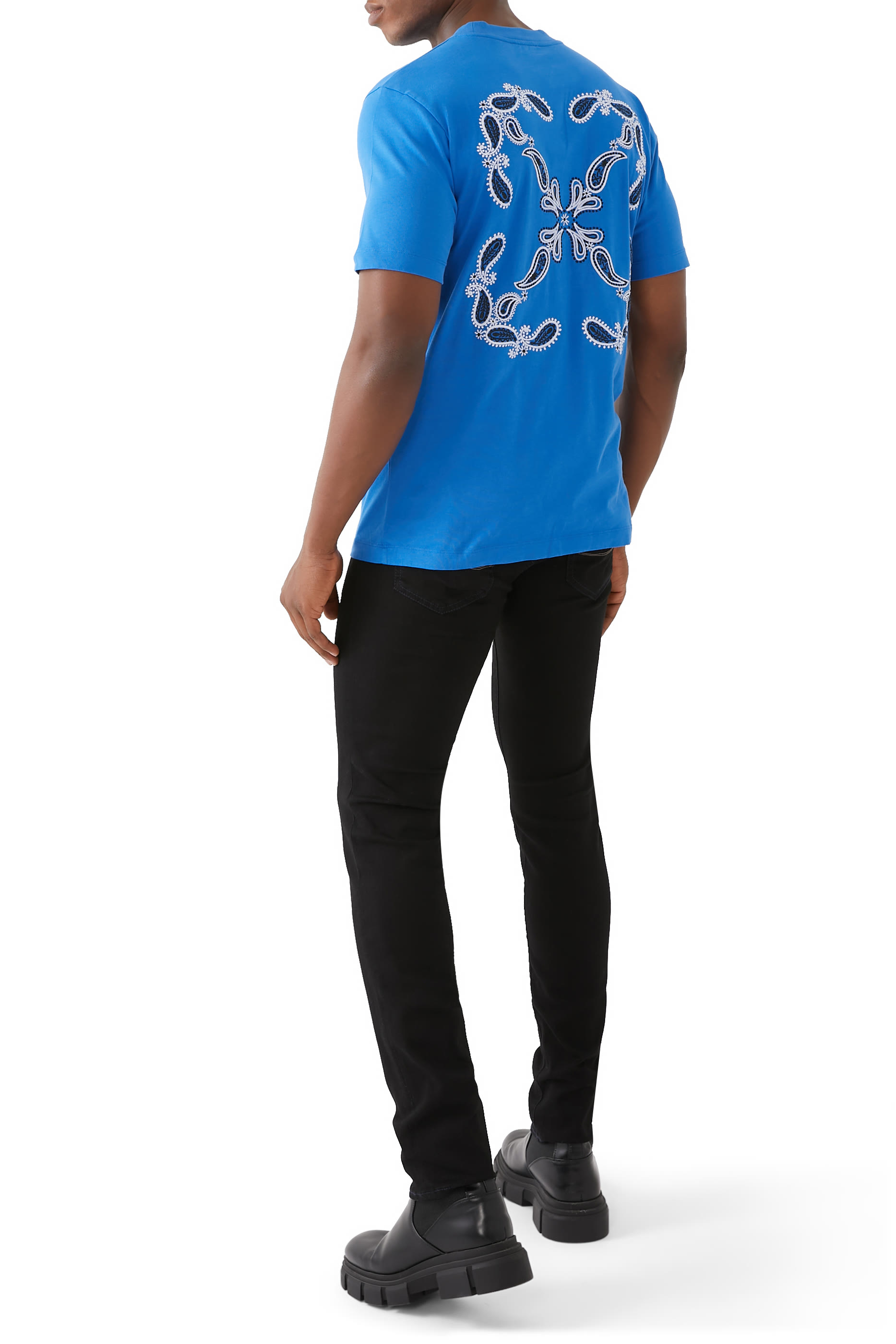 تيشيرت بطبعات باندانا وأسهم