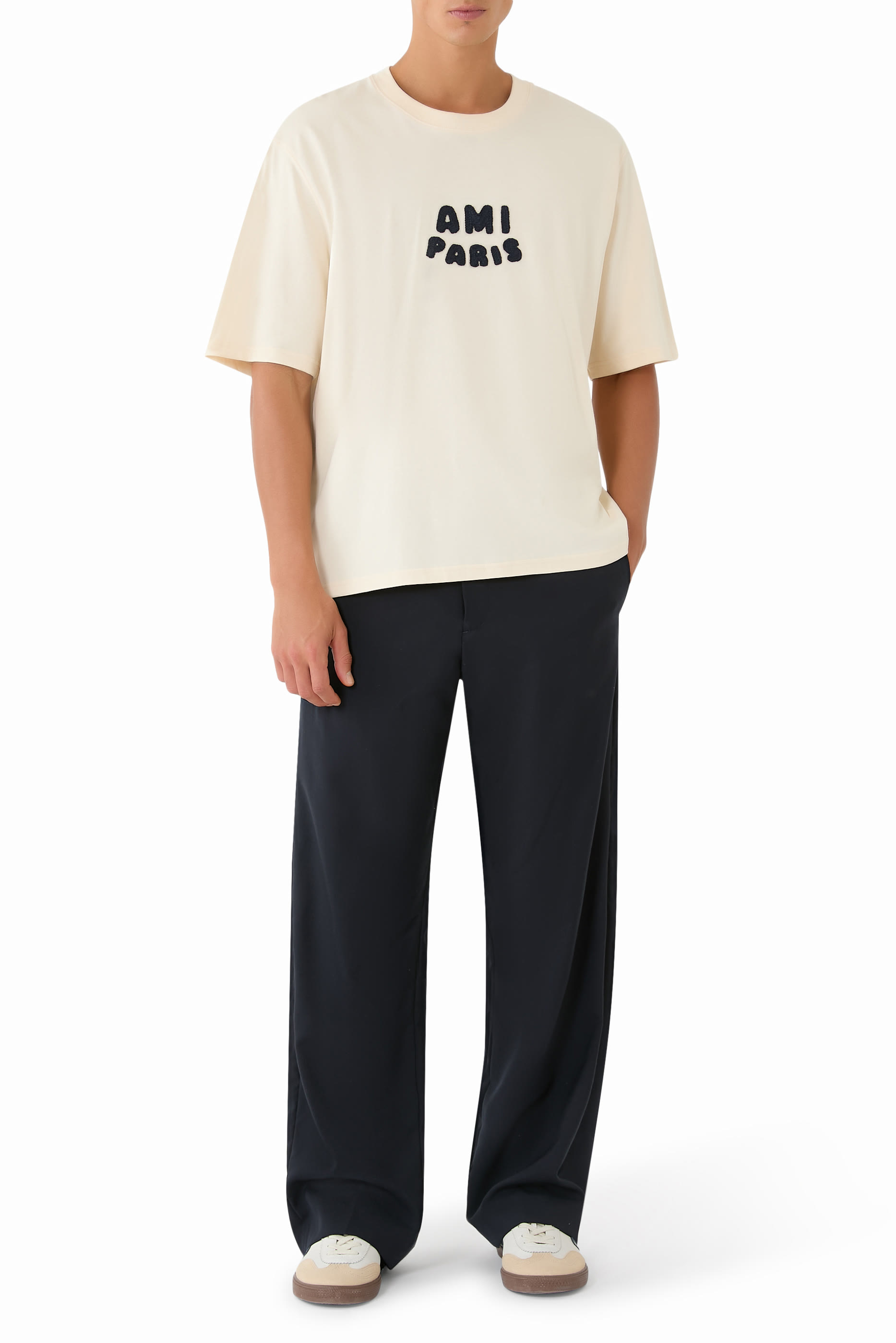 تيشيرت بأكمام قصيرة وشعار الماركة