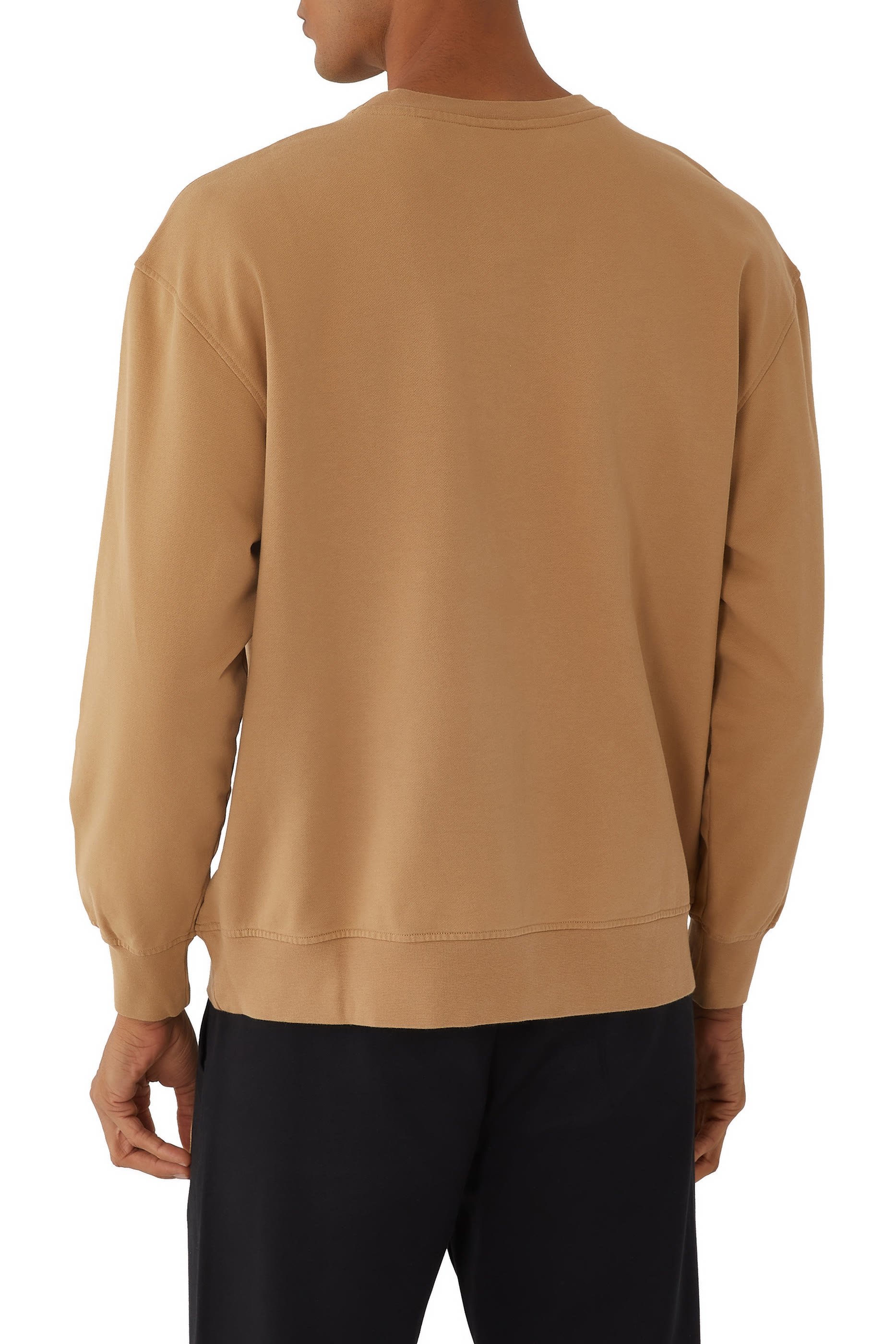 سويت شيرت x دبي هالا بياقة ضيقة