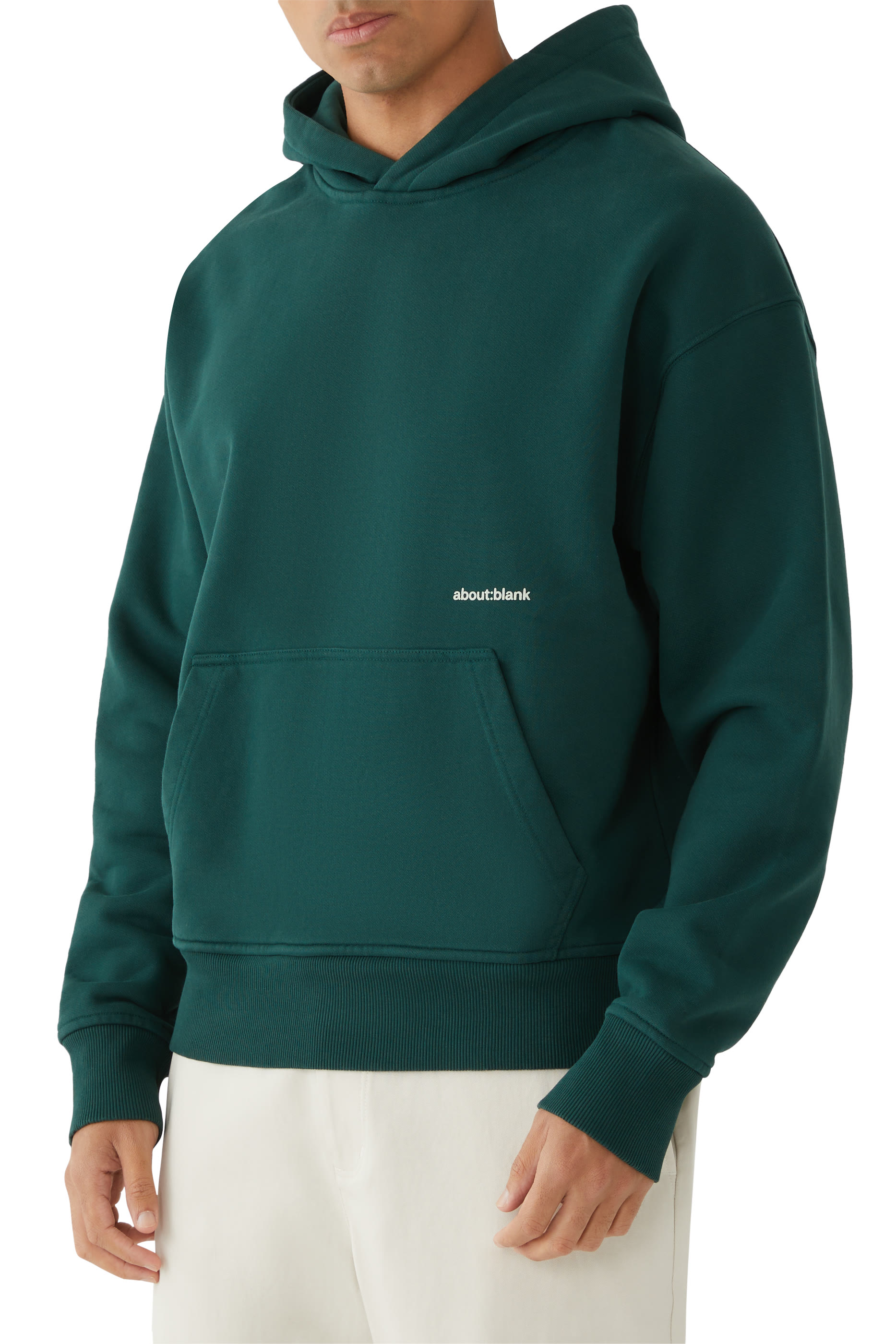 هودي بغطاء رأس وقصة مربعة