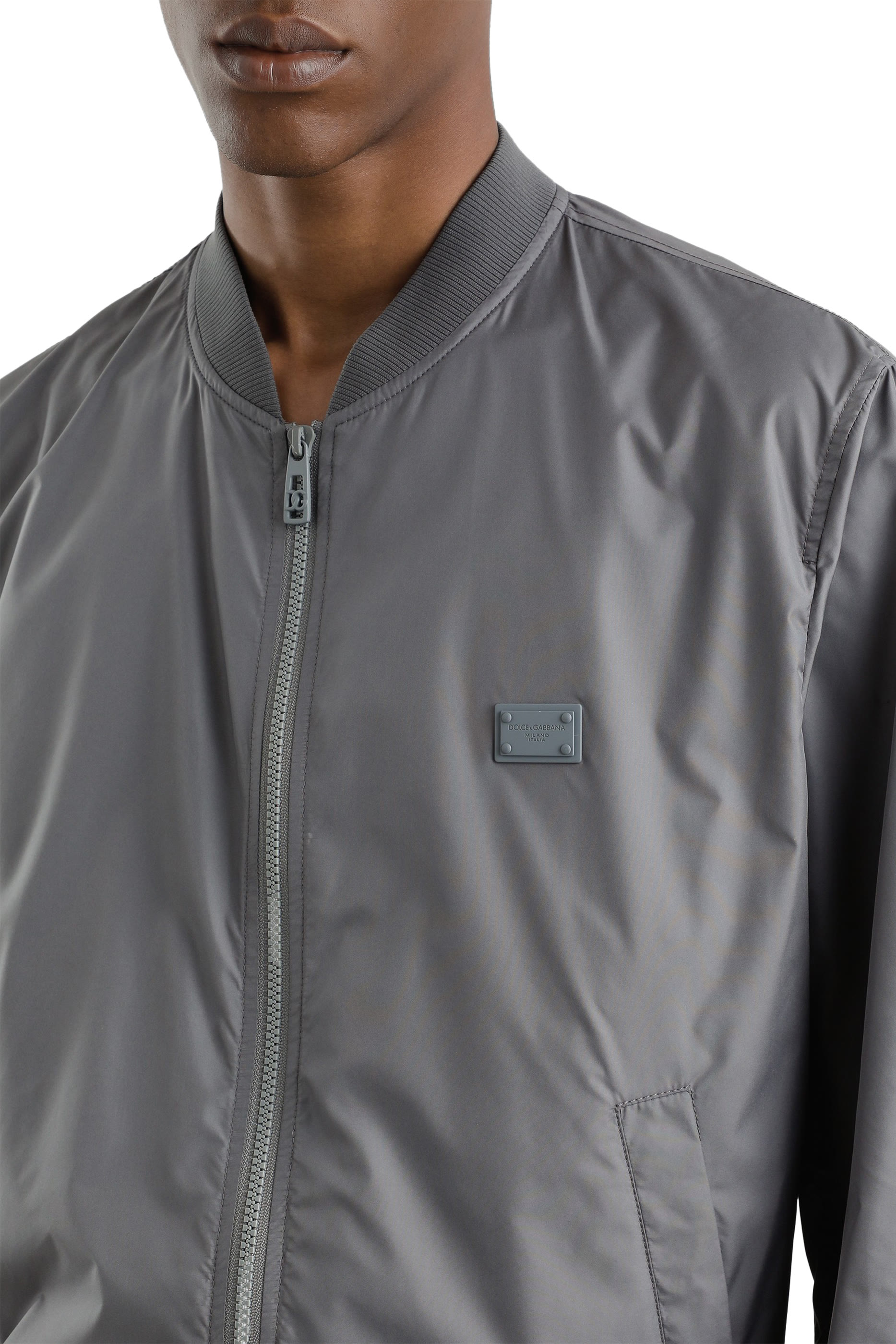 جاكيت بومبر قماش تقني برقعة بشعار الماركة