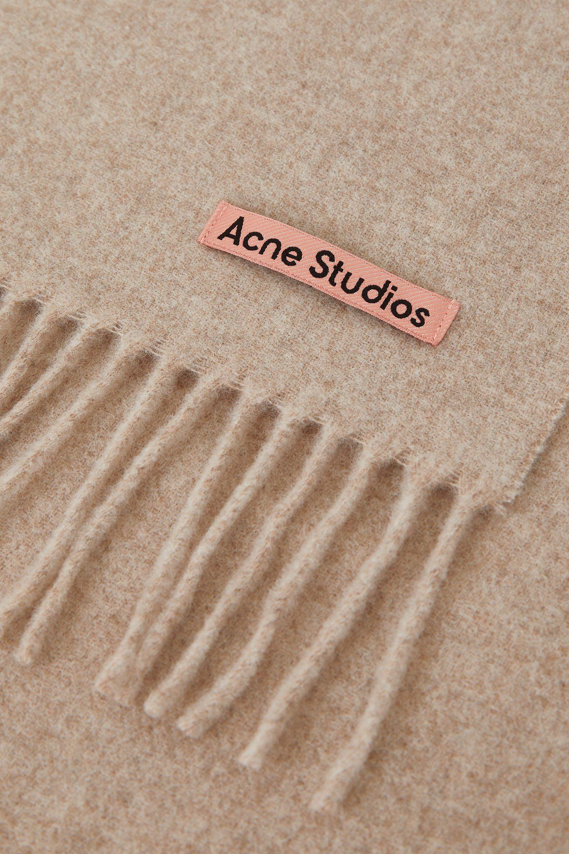 وشاح بوشرّابات صوف