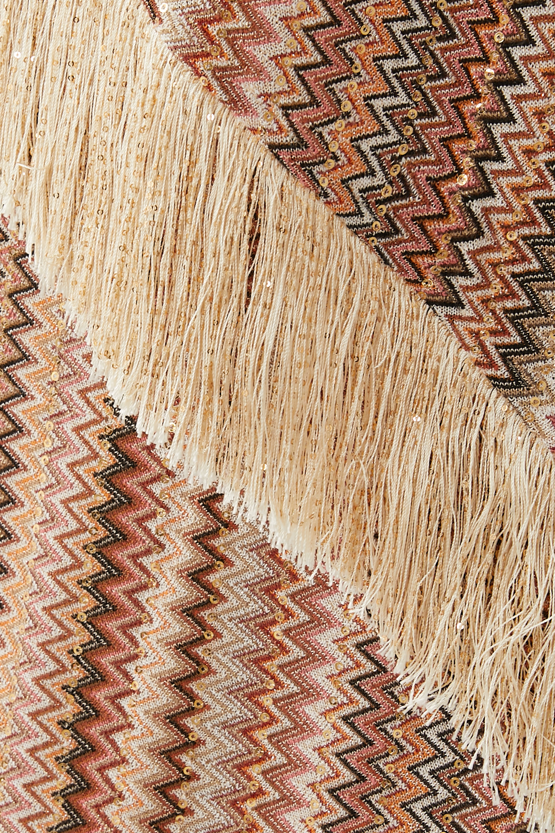 فستان بتصميم حصري غير متماثل وقصة واسعة ونقشة خطوط متعرجة مزين بترتر وشراشيب راشيل