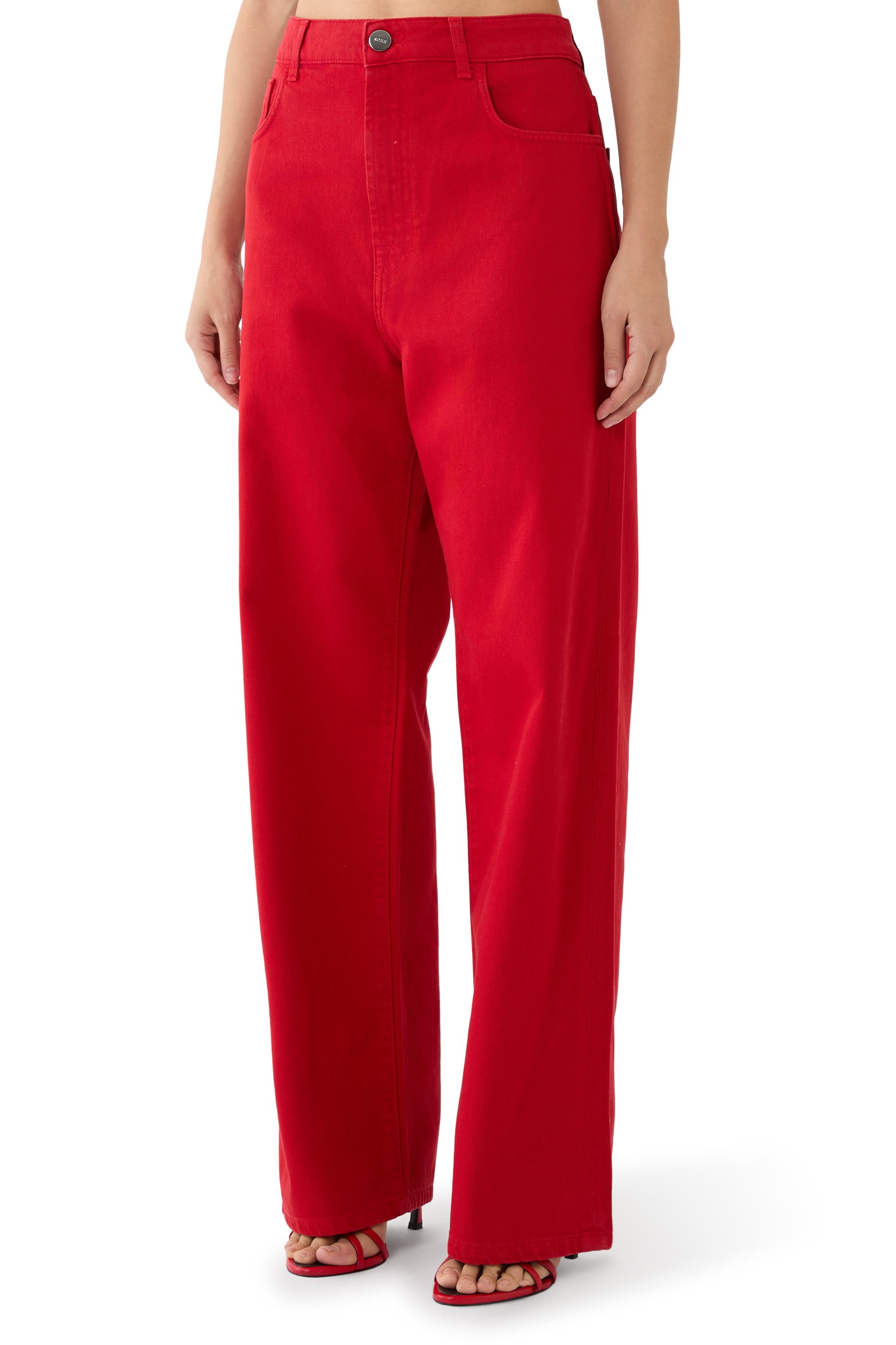 بنطال جينز بقصة فضفاضة وشعار الماركة