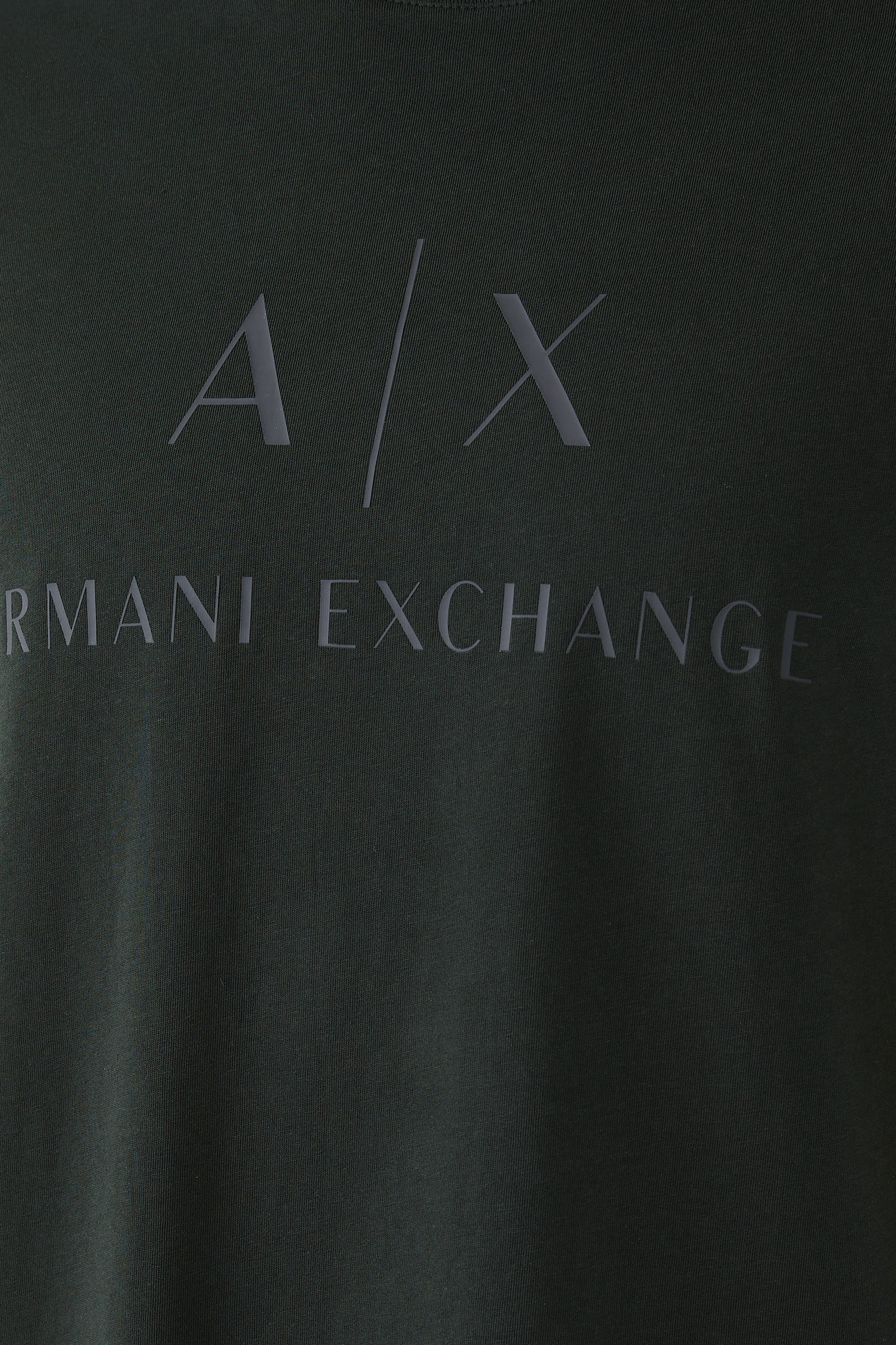 تيشيرت بشعار الماركة بقصة ضيقة جرسيه