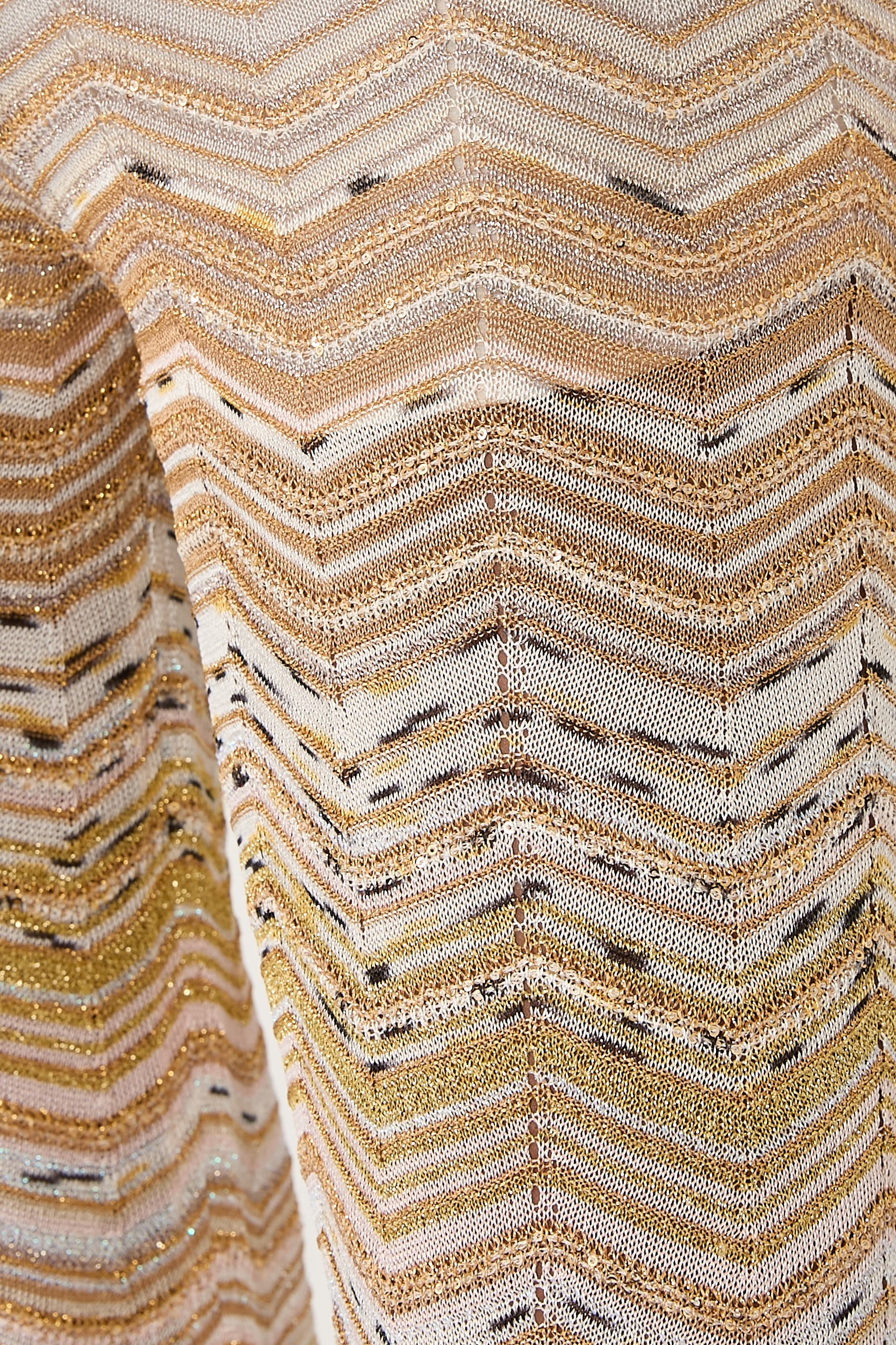 بنطال بقصة ساق واسعة مزين بترتر شيفرون لوريكس