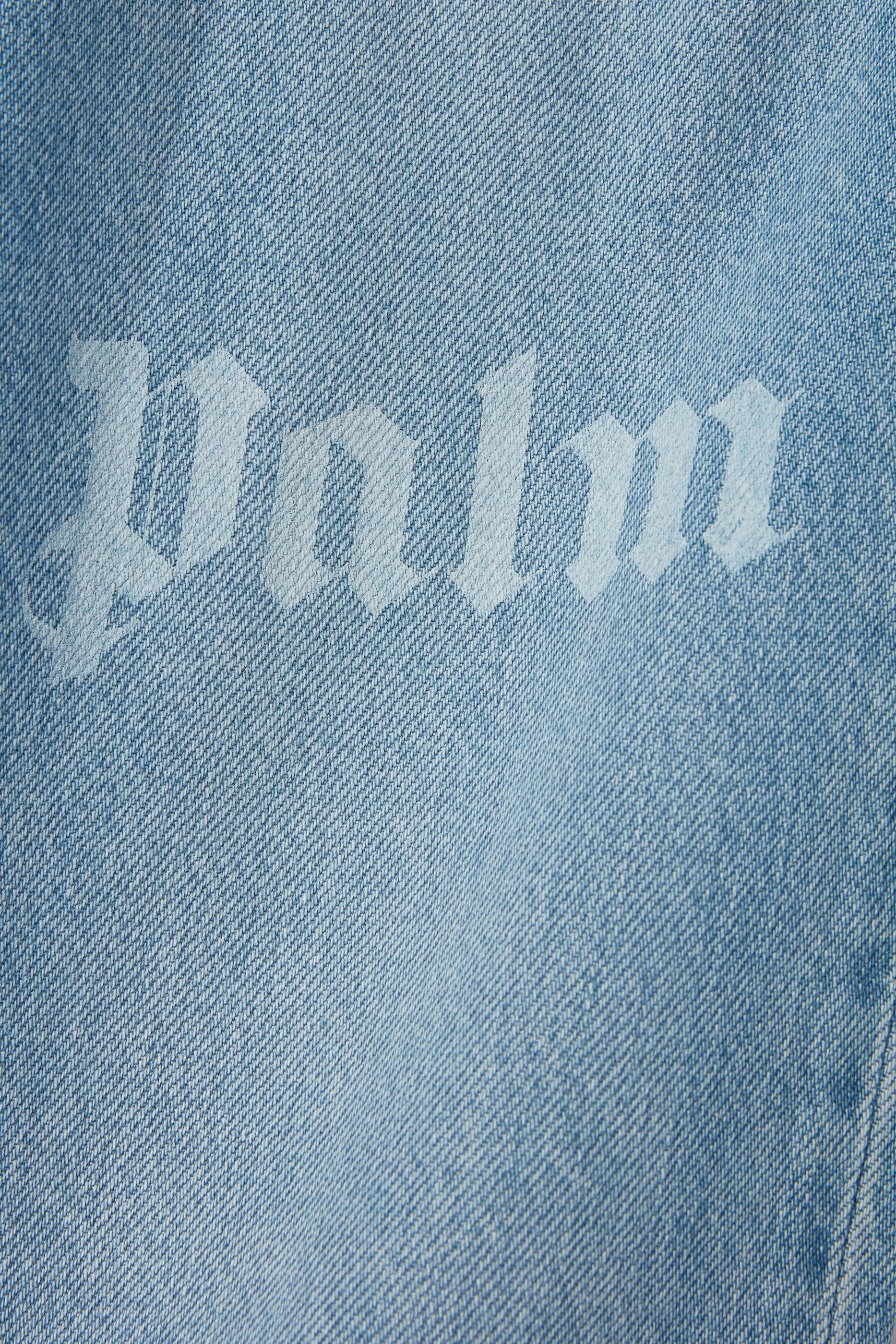 بنطال جينز بقصة فضفاضة بشعار الماركة للأطفال