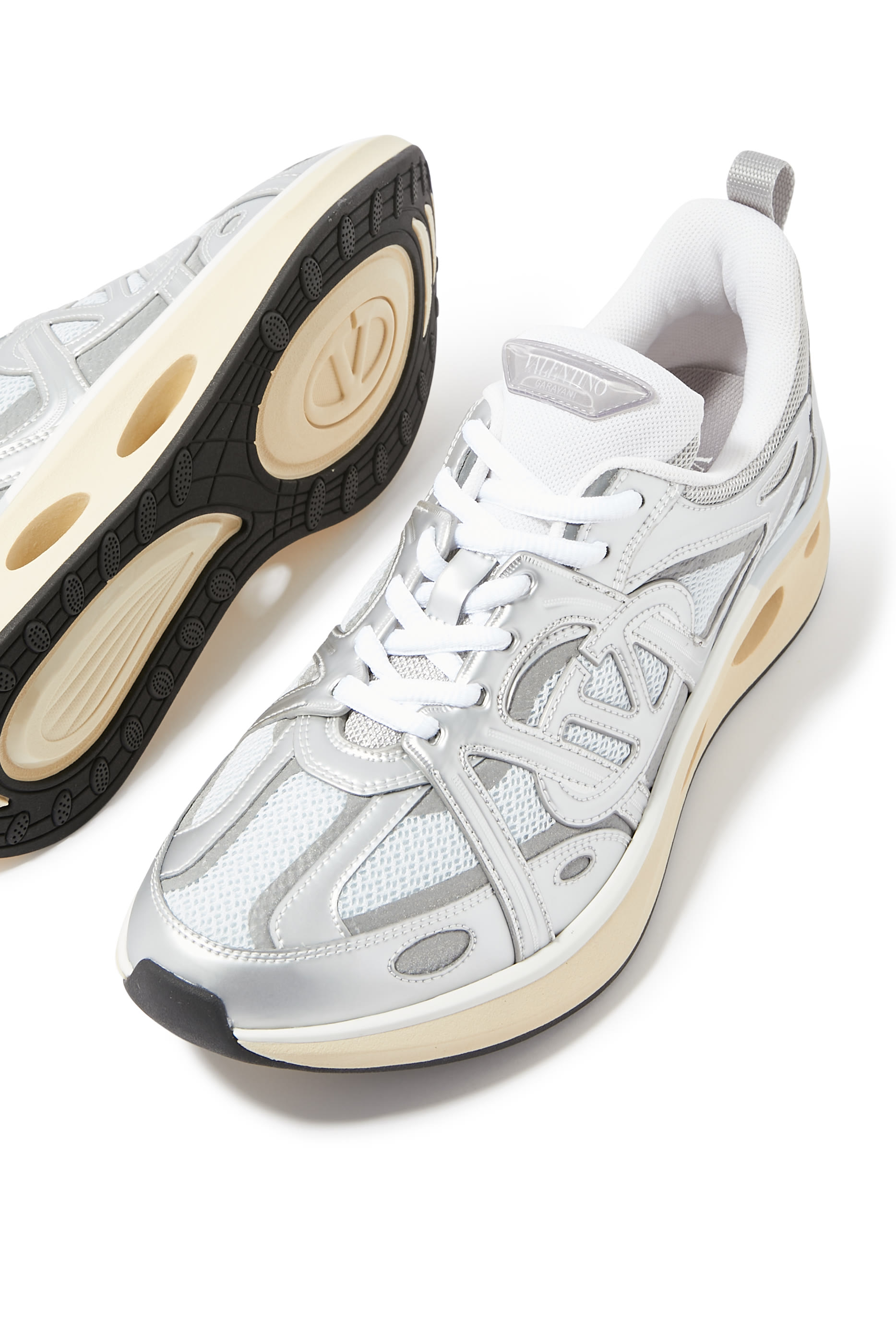 سنيكرز إيزيجوغ بكاحل منخفض وشعار V