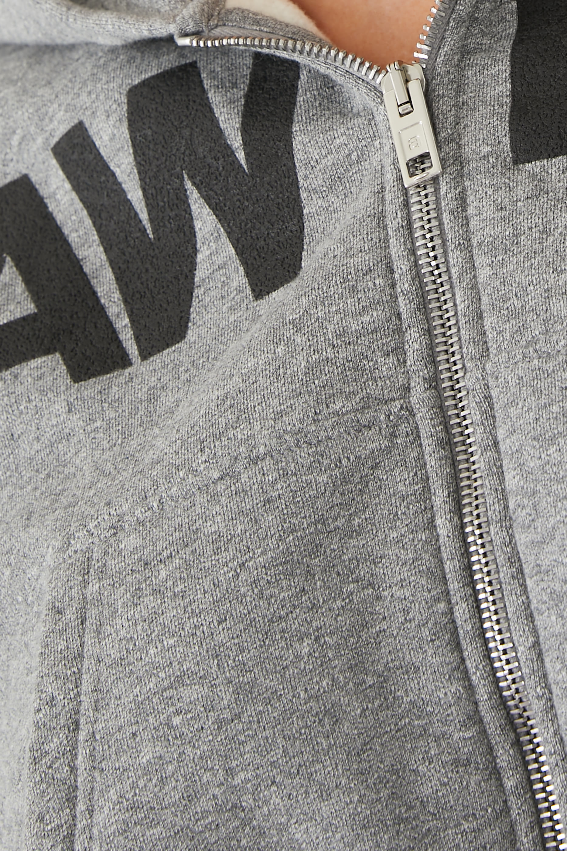 هودي بتصميم ملفوف غير متماثل وشعار الماركة