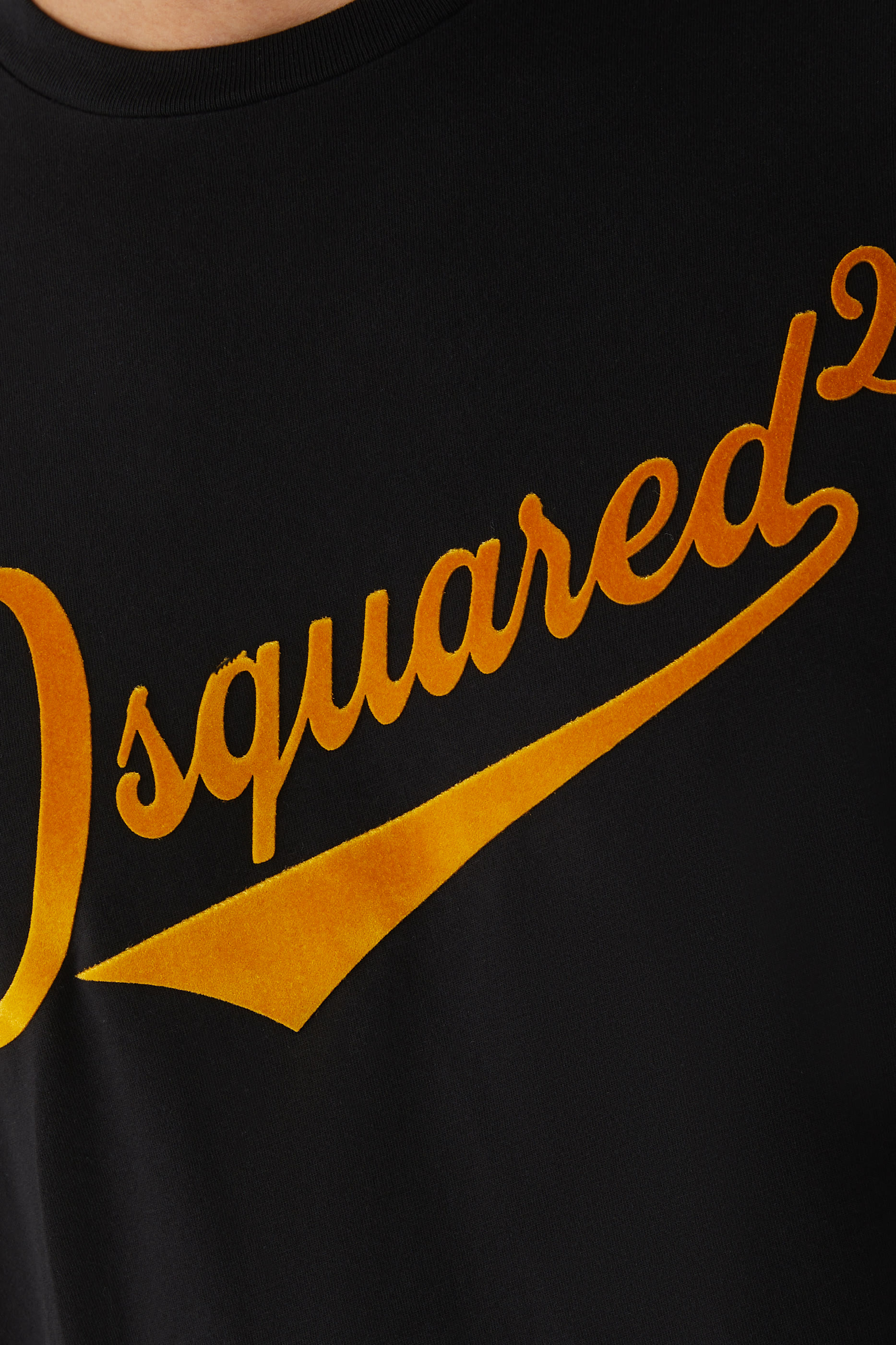 تيشيرت كول فيت مخملي بشعار الماركة