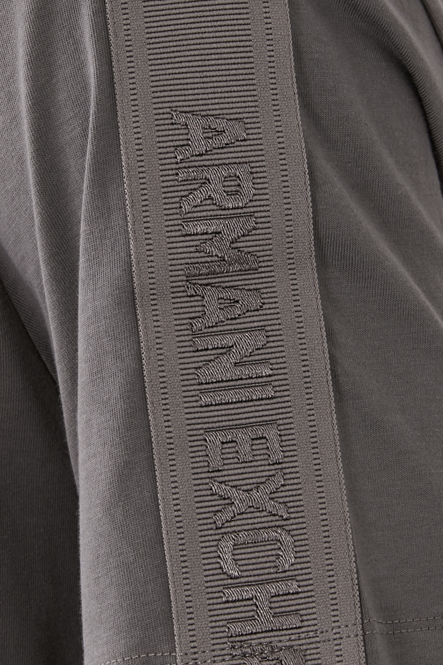 تيشيرت بياقة ضيقة وبحروف شعار الماركة