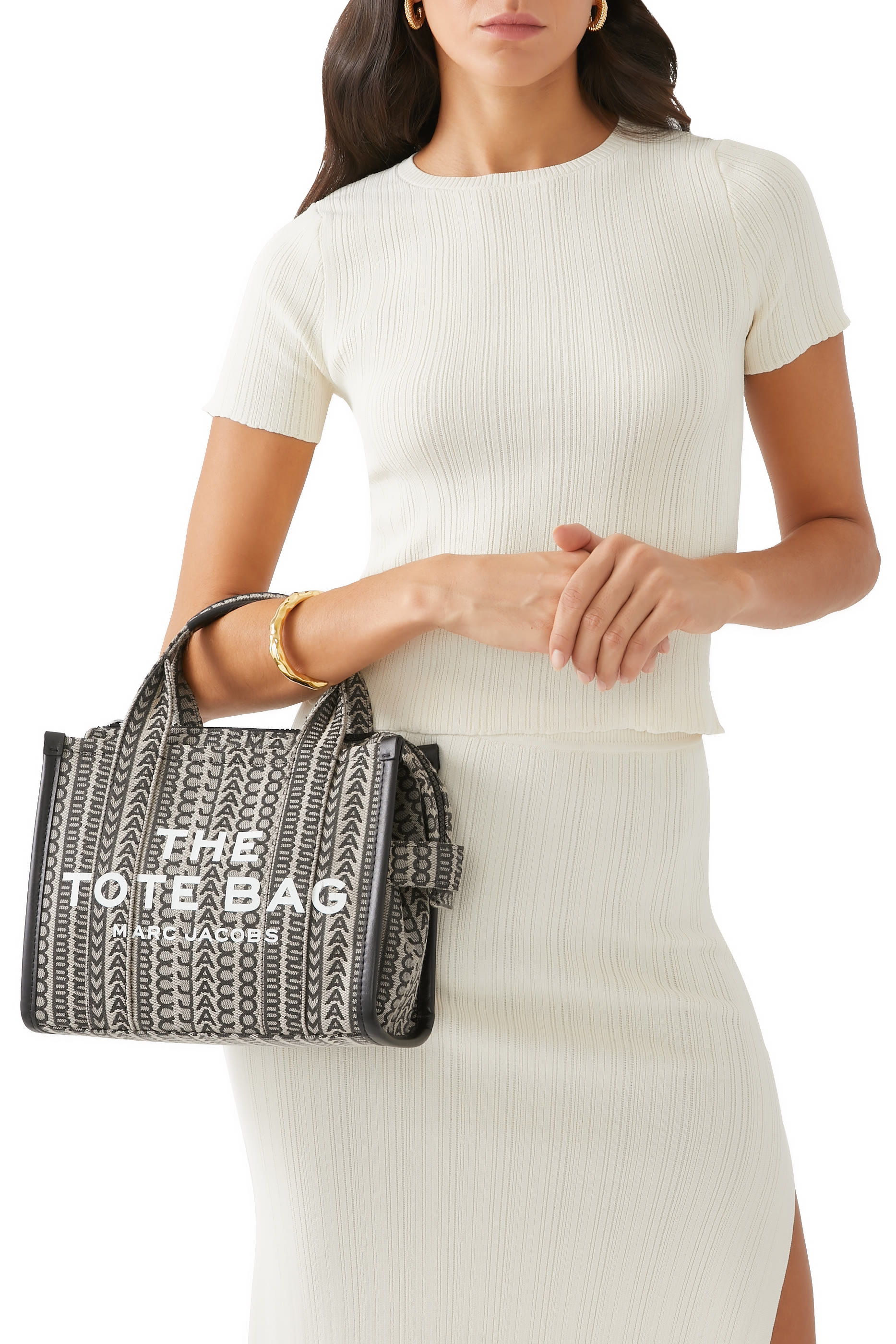 حقيبة يد صغيرة بشعار الماركة