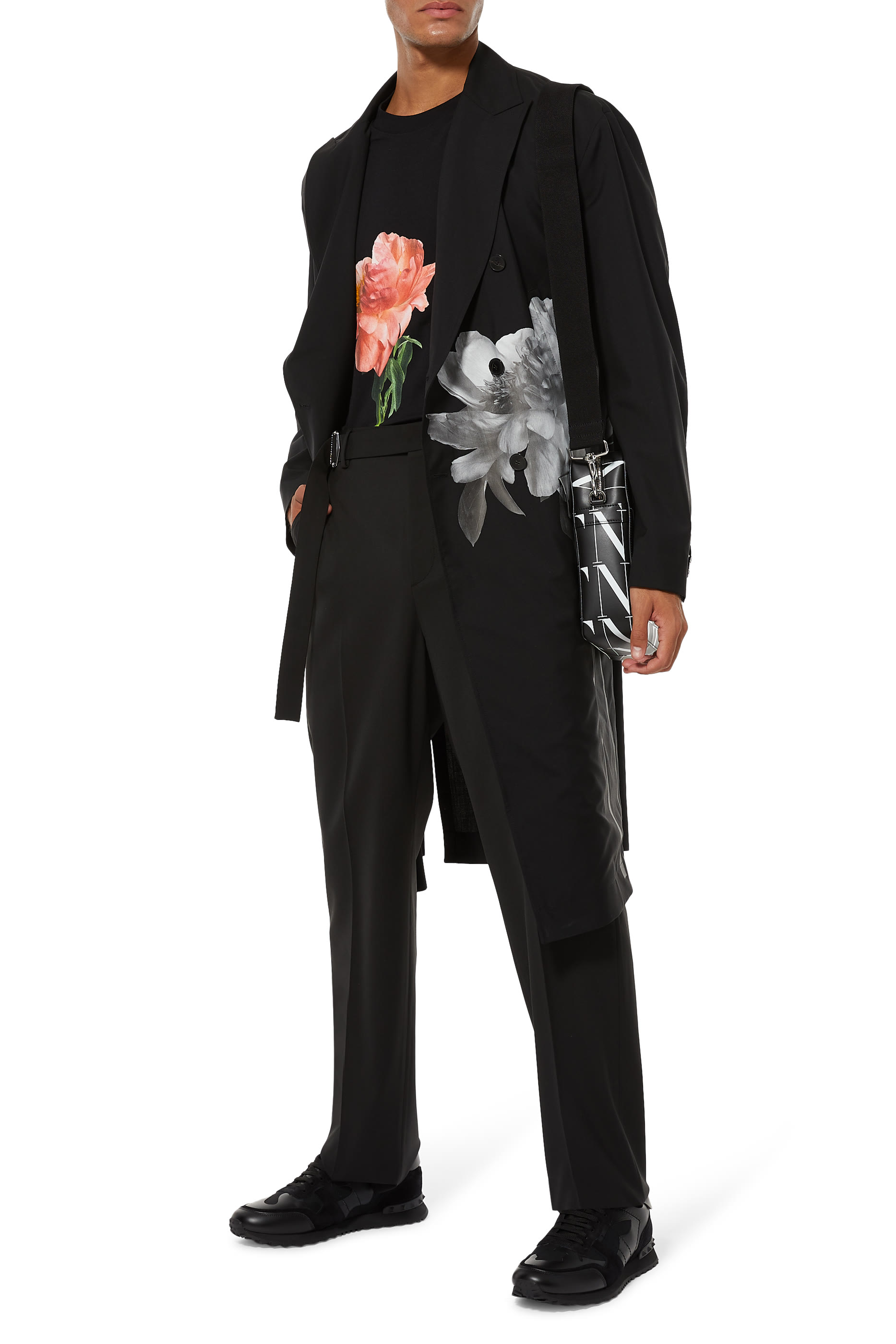 سنيكرز فالنتينو غارافاني جلد بنقشة مموهة وحلي هرمية