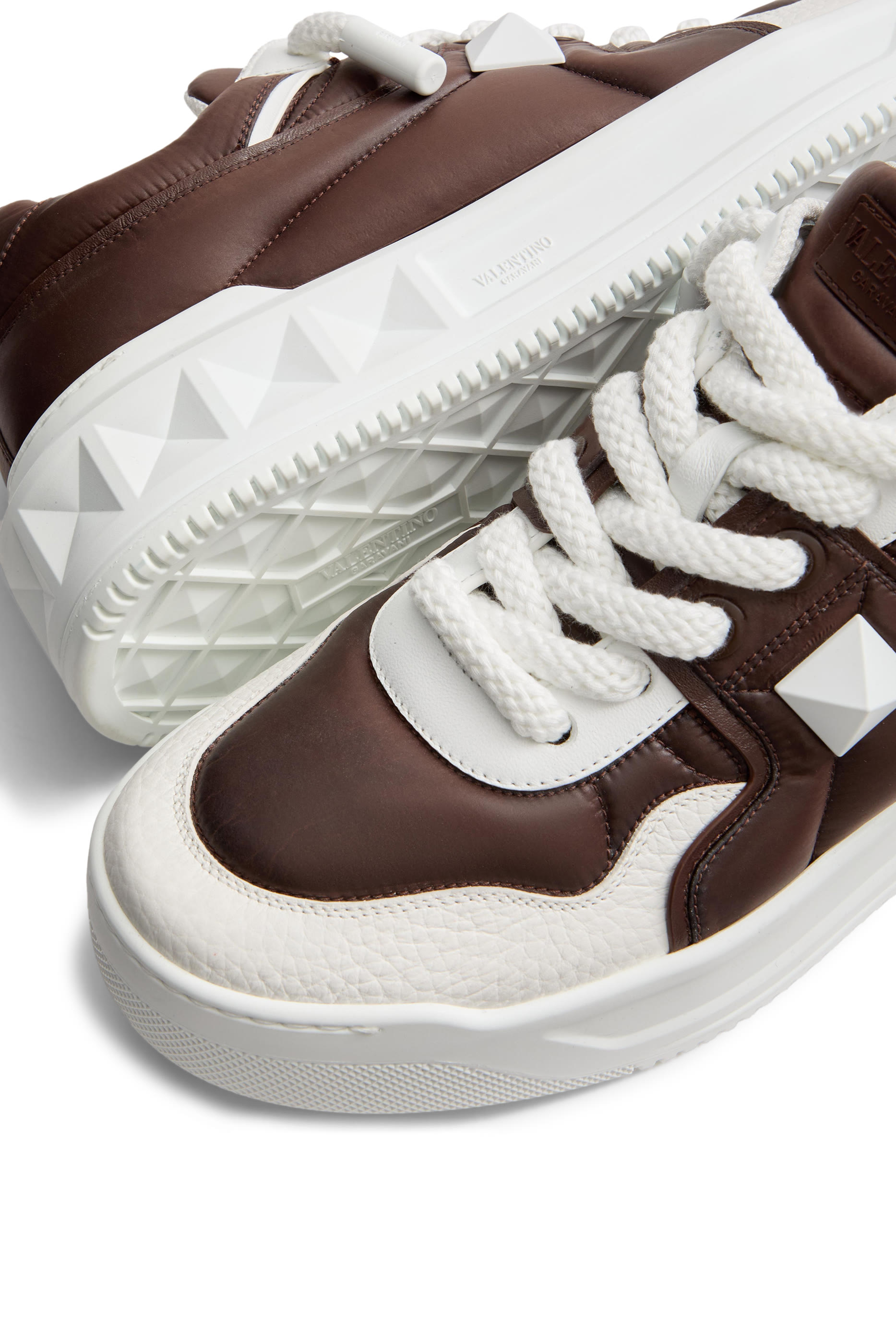 سنيكرز  XL مرصع بحلية