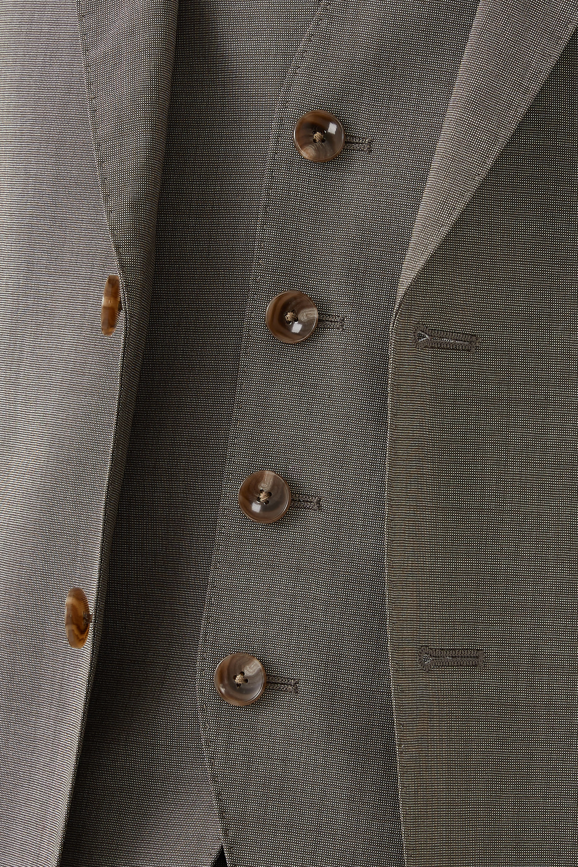 بدلة بتصميم ثلاث قطع بقصة سليم