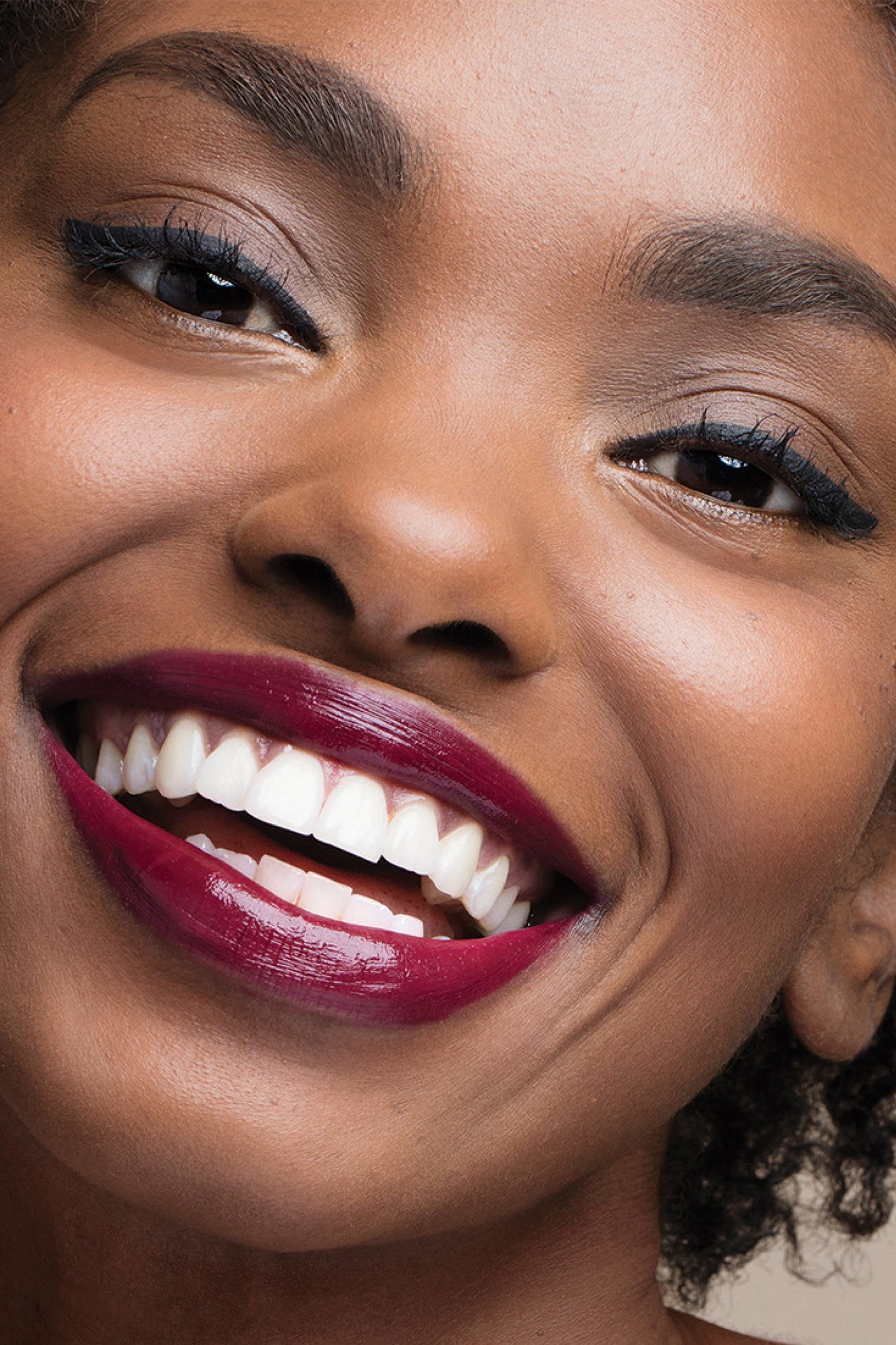 كريم أساس خفيف يدوم طويلاً