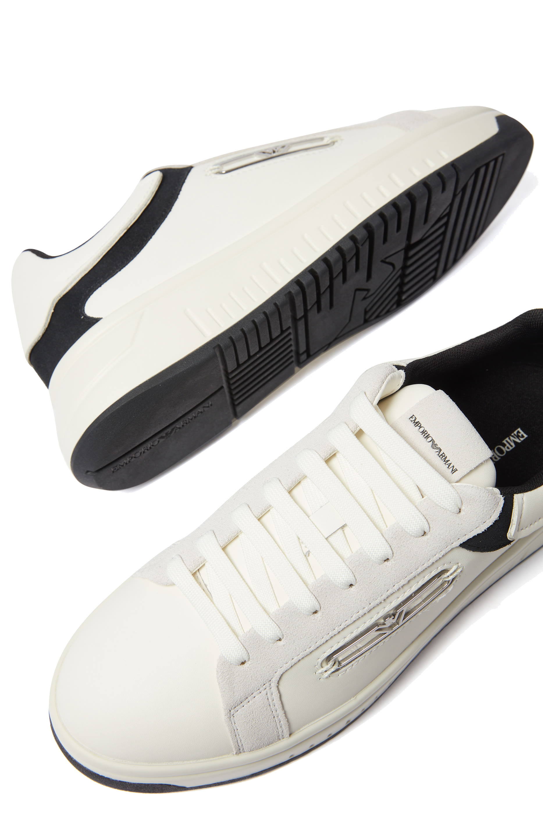 سنيكرز بحلية شعار الماركة