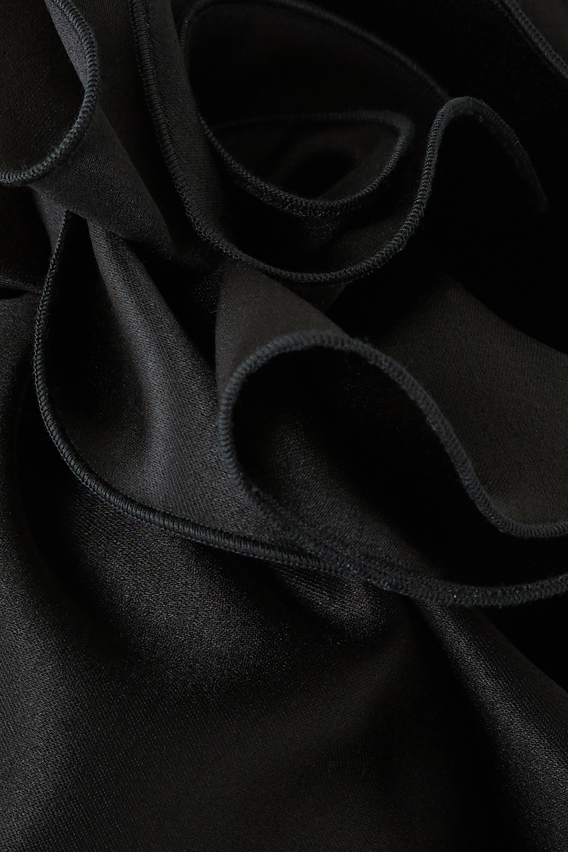 بلوزة كلاسيك بزهرة مزينة بكشكش