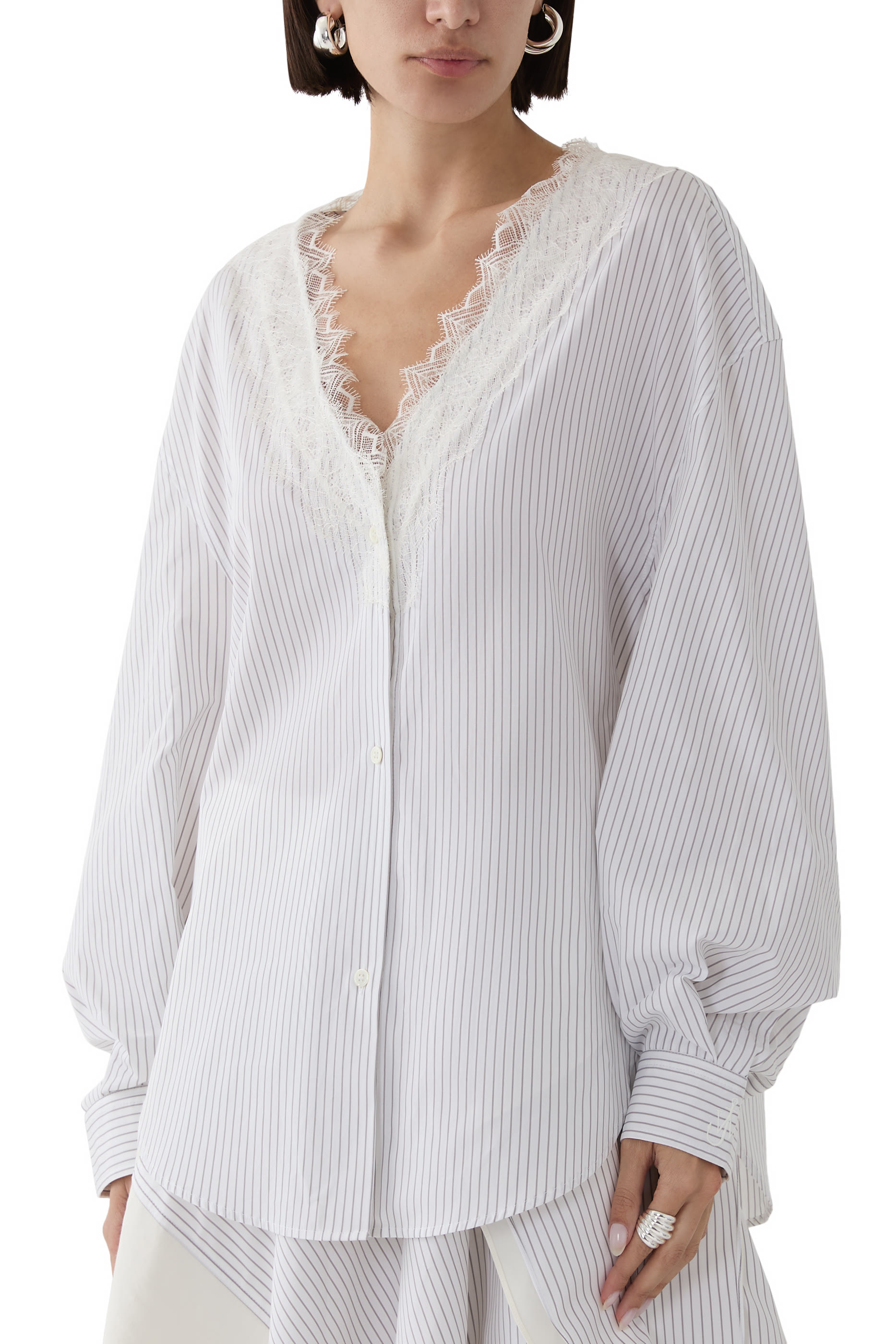 قميص بياقة على شكل حرف V بحواف دانتيل