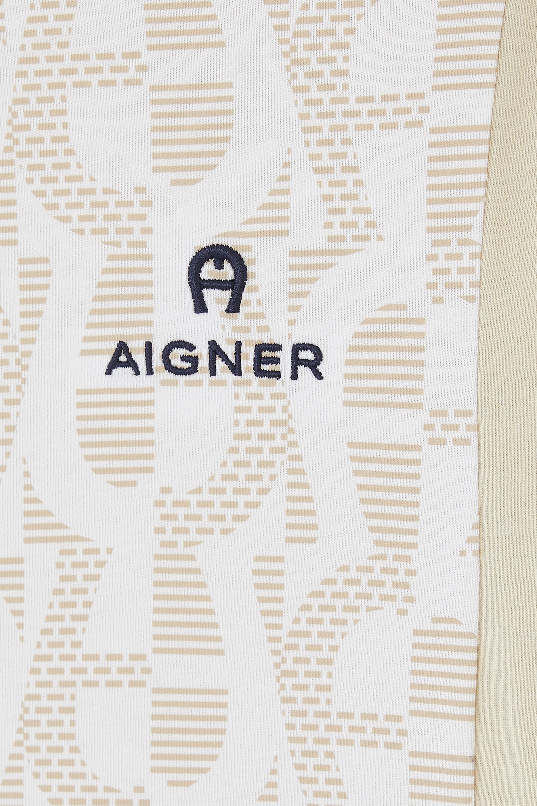 تيشيرت بطبعات بشعار الماركة للأطفال