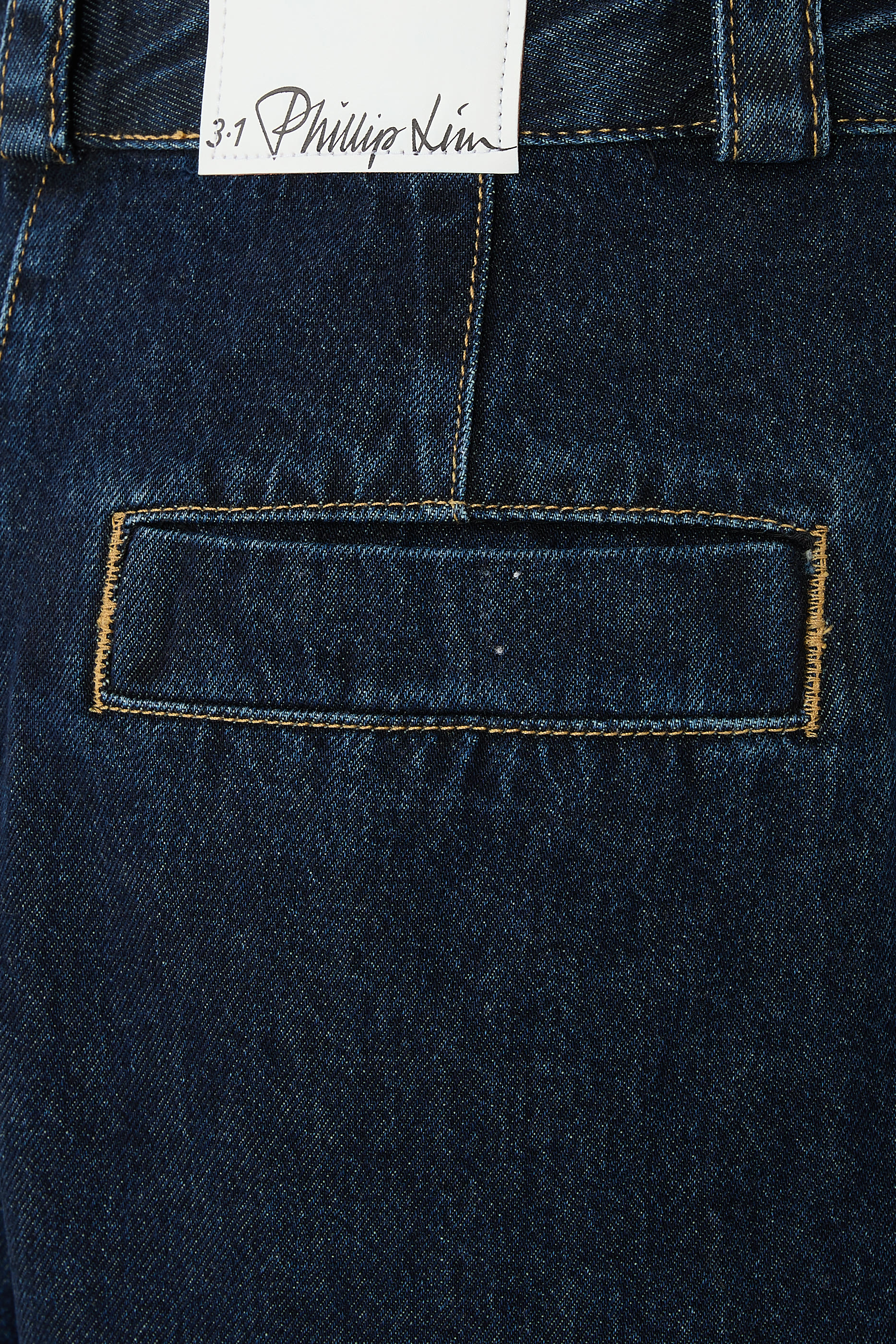 بنطال جينز قصير بقصة ساق مقوسة واسعة