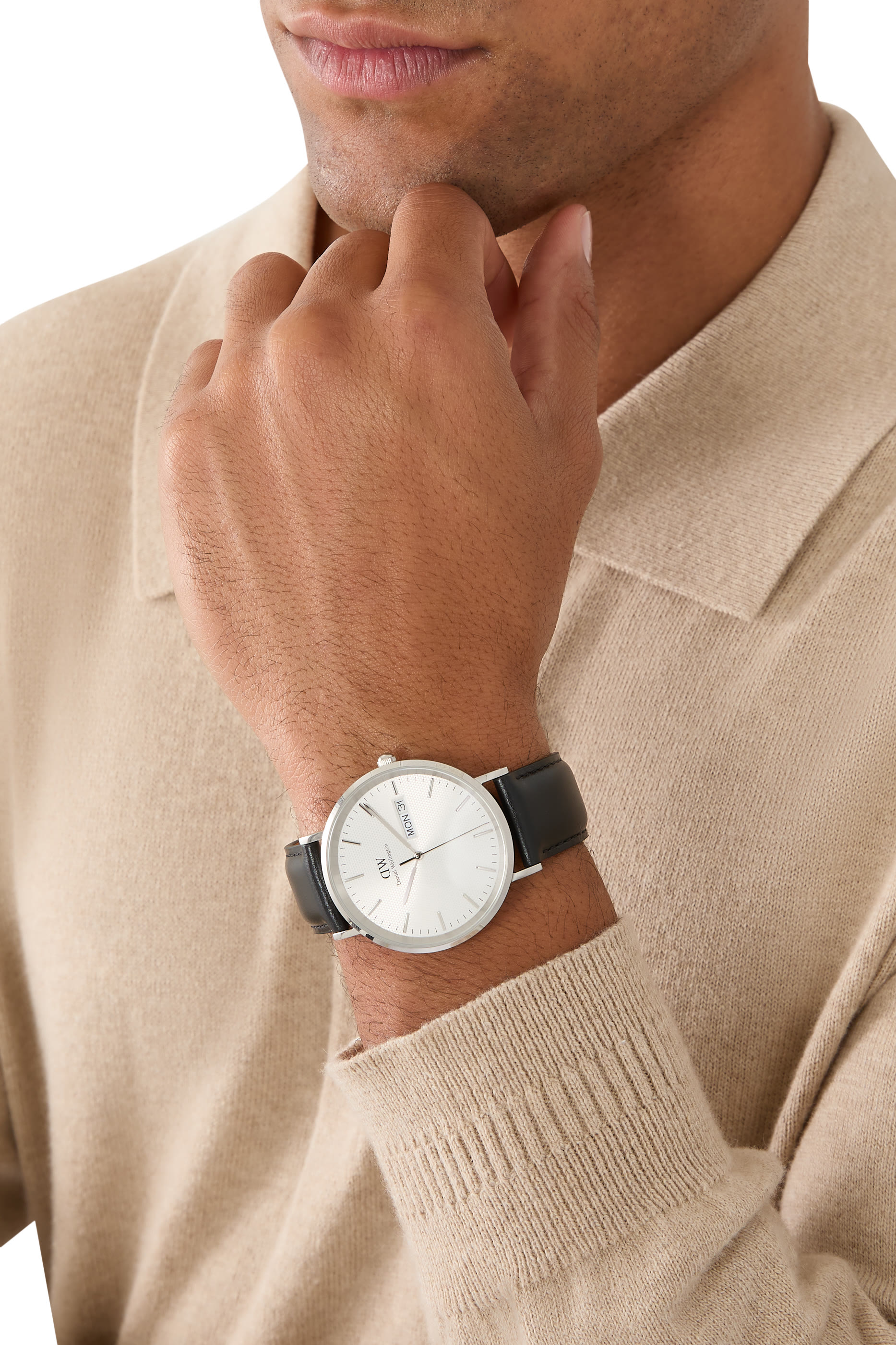 ساعة كلاسيك بخاصية عرض اليوم