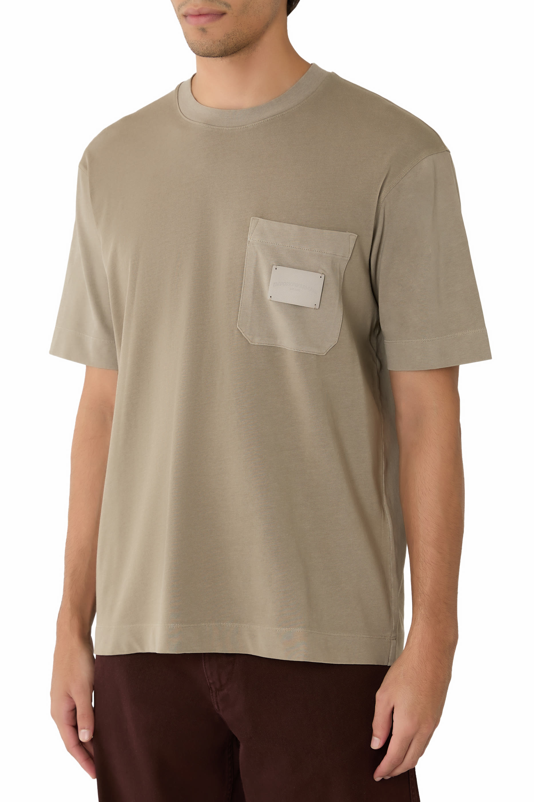 تيشيرت بأكمام قصيرة ورقعة شعار الماركة