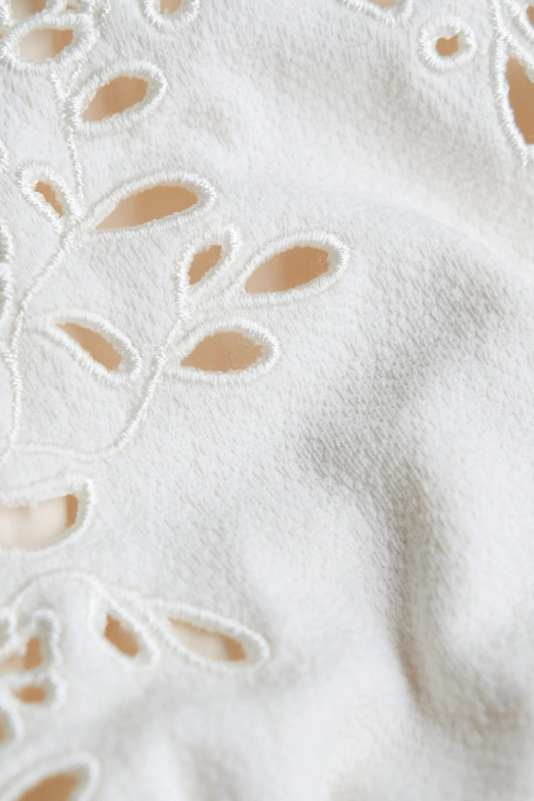 قطعة بيكيني سفلية ميموار بتطريزات وأربطة