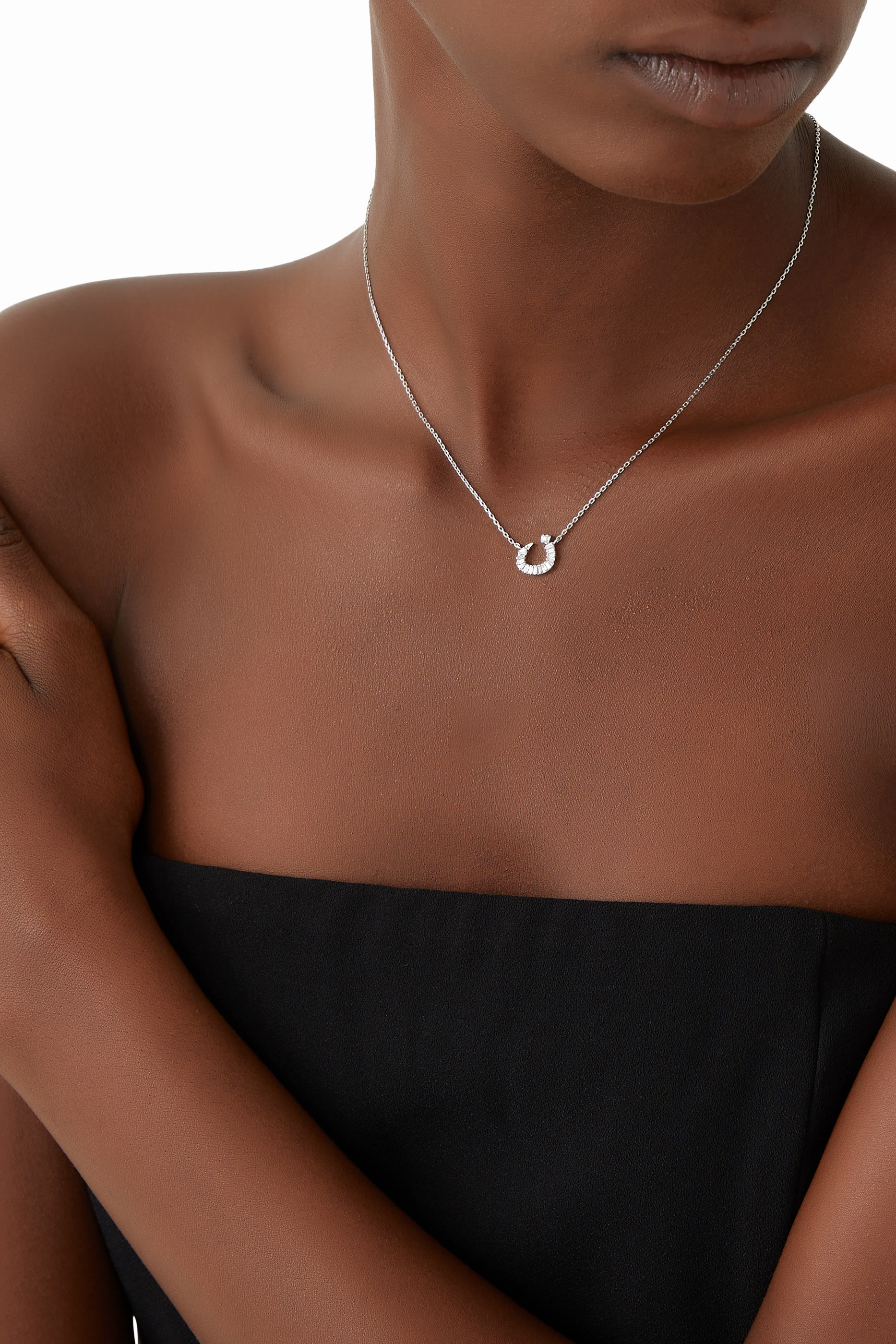 قلادة سلسلة أولا بحلية بتصميم حرف مرصعة بماس، ذهب أبيض عيار 18