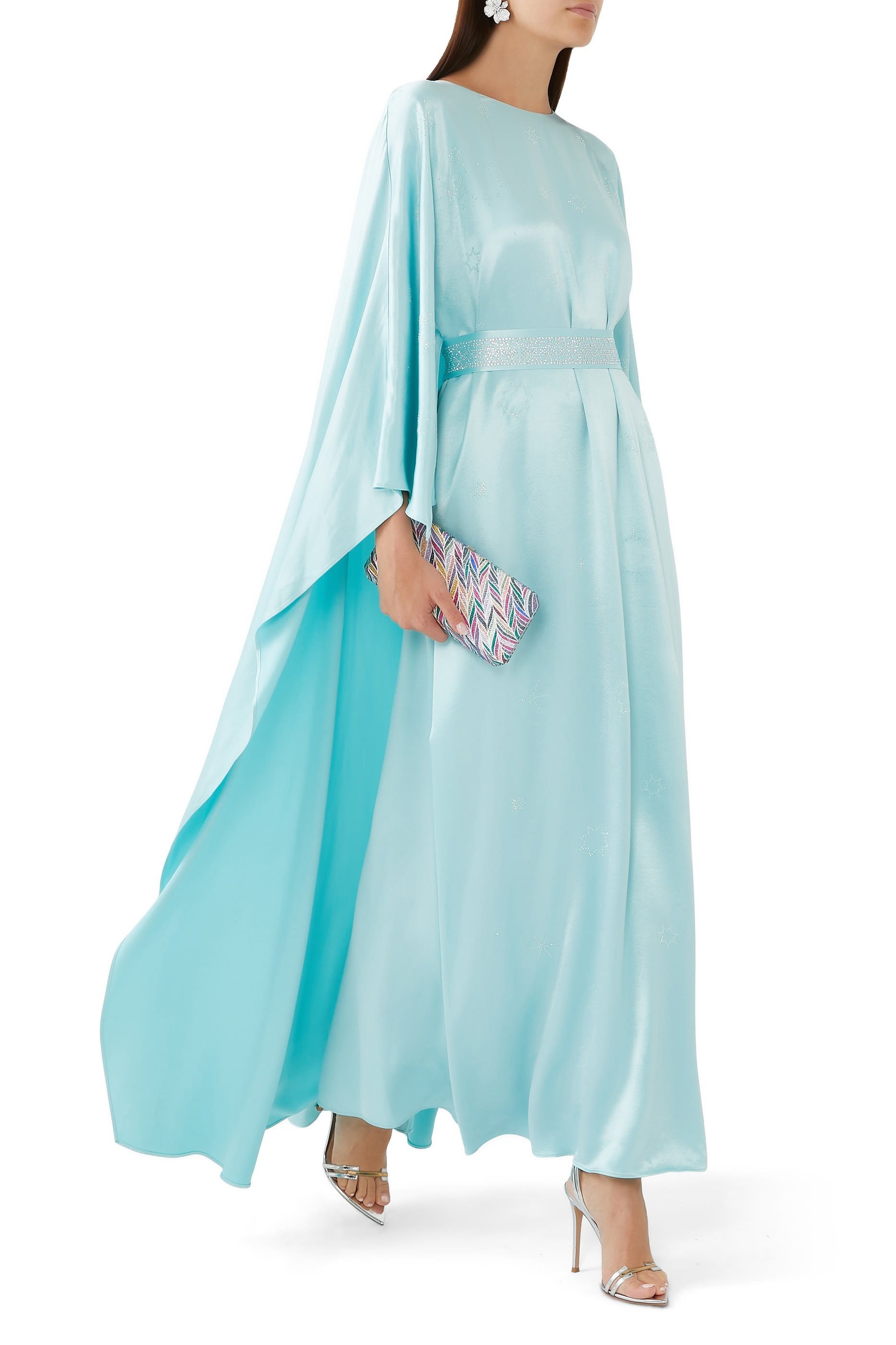 فستان طويل بتطريزات