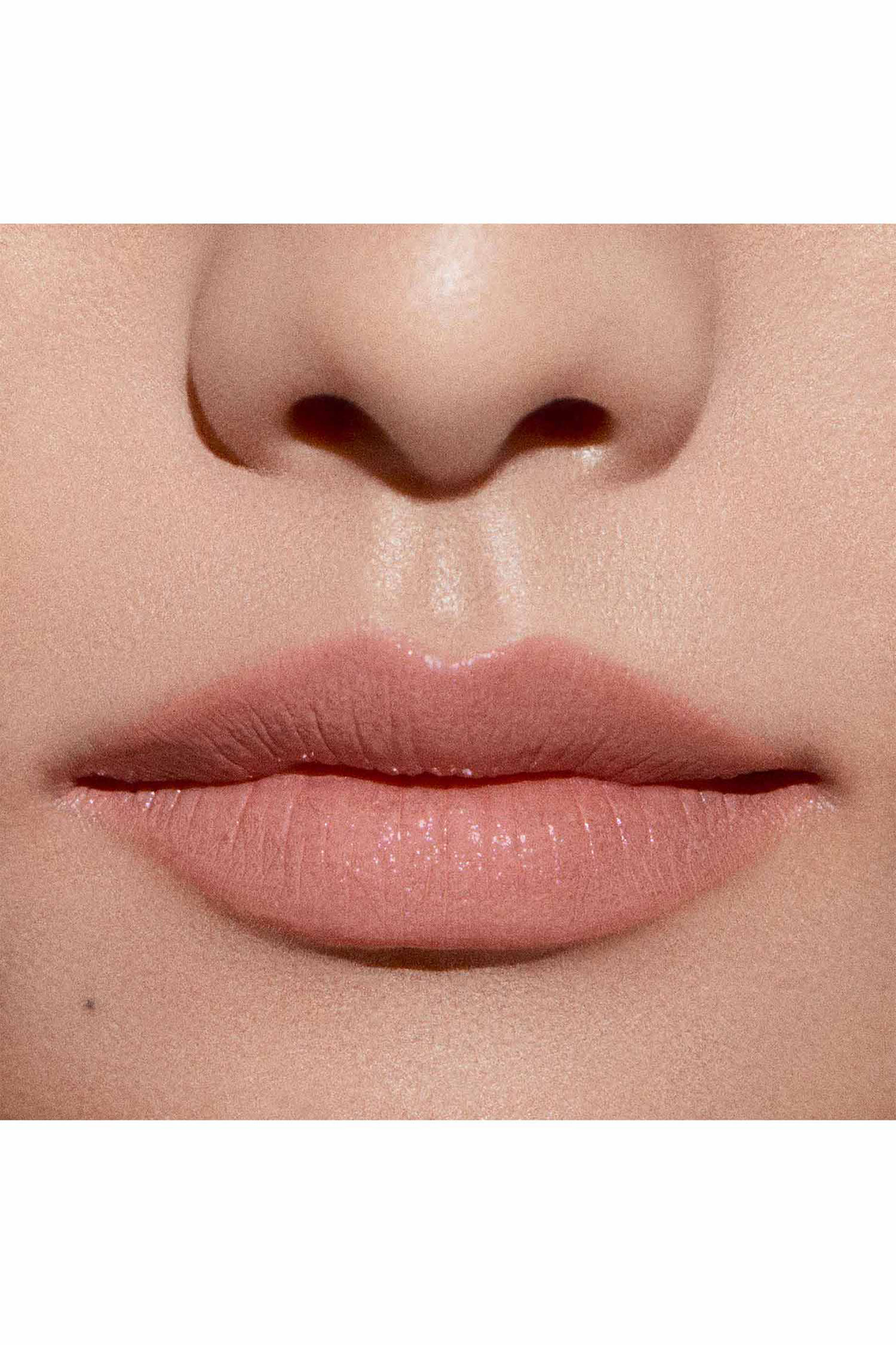 أحمر شفاه ليب باور بلون زاهٍ يدوم طويلاً